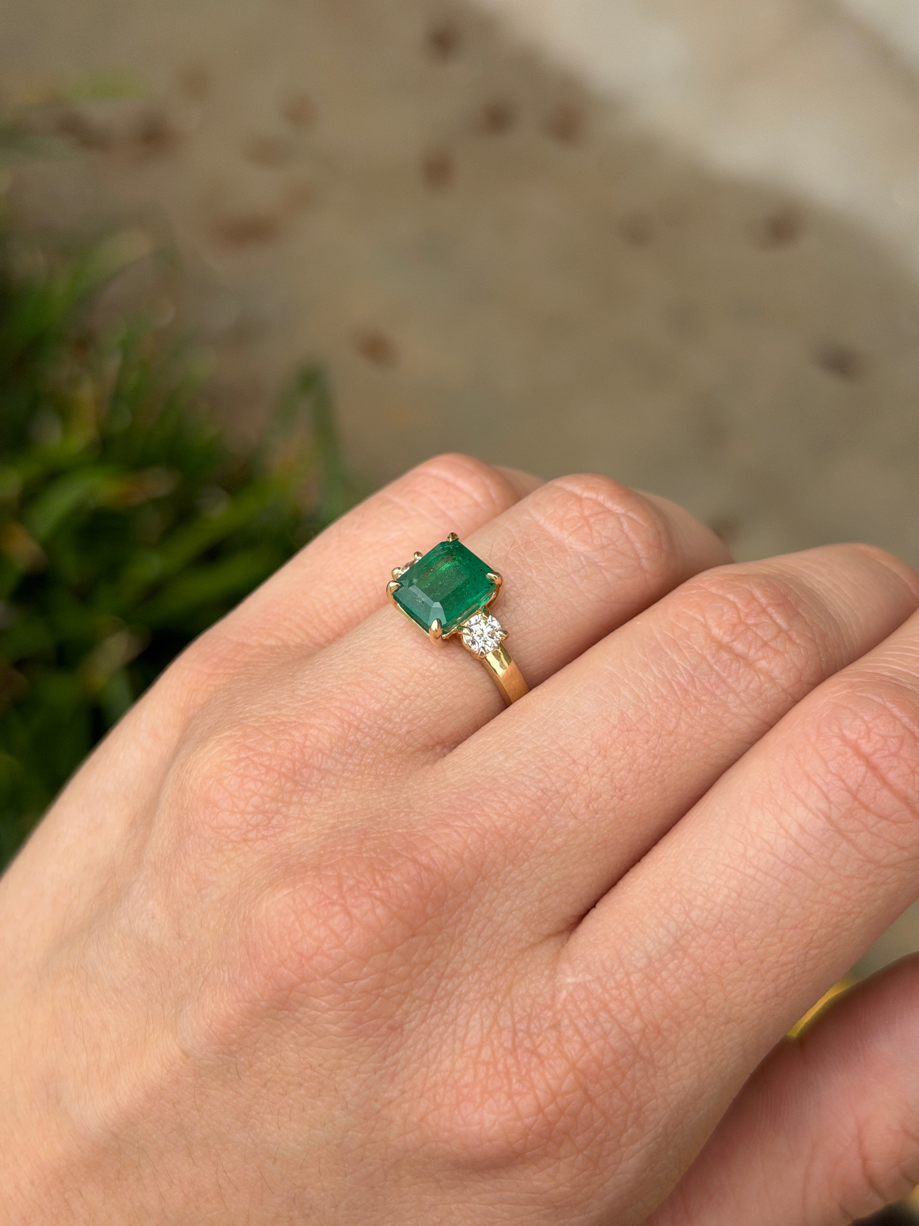 خاتم خطوبة من الزمرد الزامبي بقطع الزمرد، مرصع بثلاثة أحجار مع أحجار جانبية من الماس المستدير، مصنوع من الذهب عيار 14 قيراط من JR Colombian Emeralds