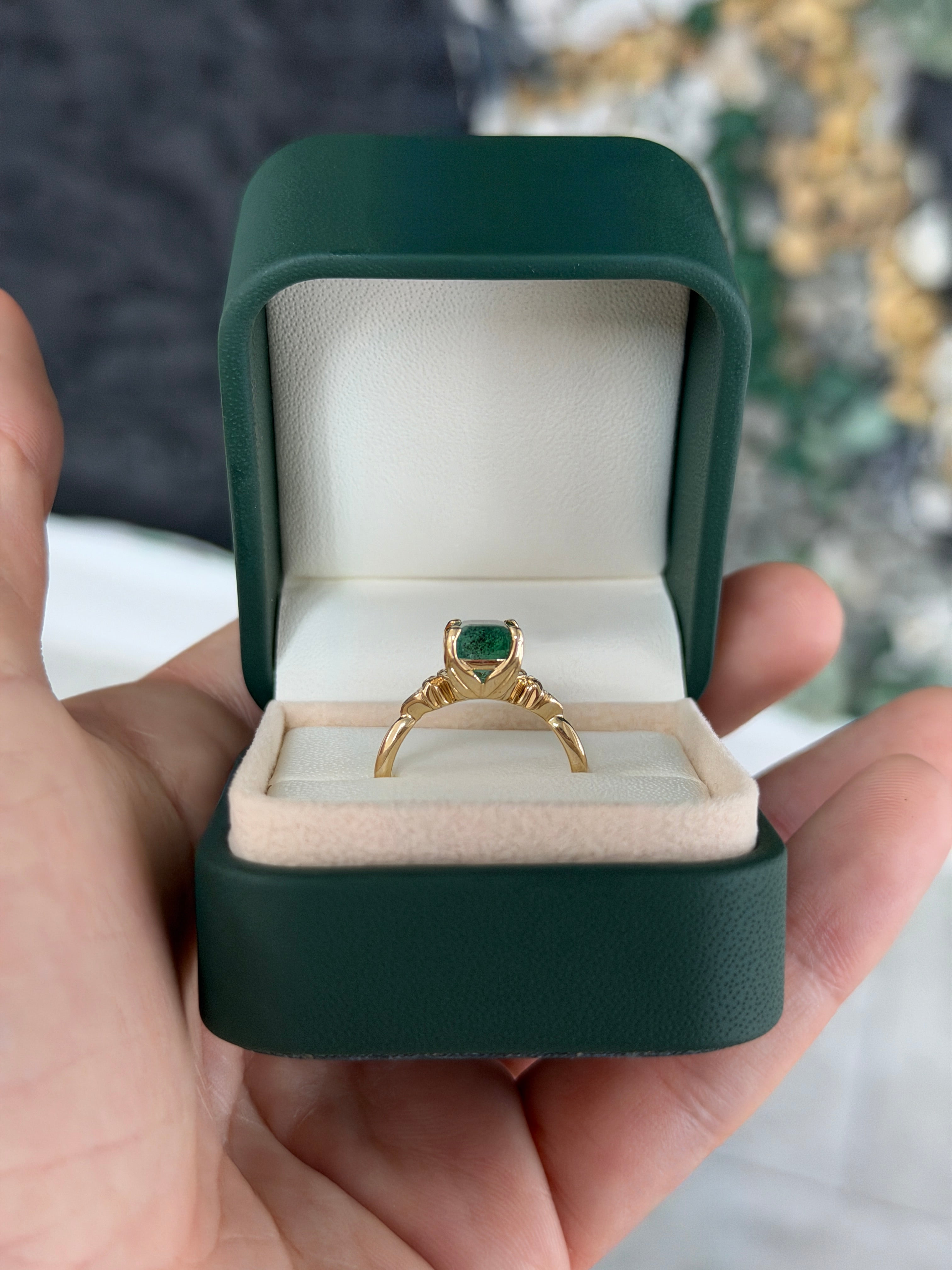 Anello solitario in oro 14 carati con smeraldo, impreziosito da diamanti sintetici per un totale di 2,30 carati, con una gemma centrale di smeraldo proveniente da JR Colombian Emeralds.