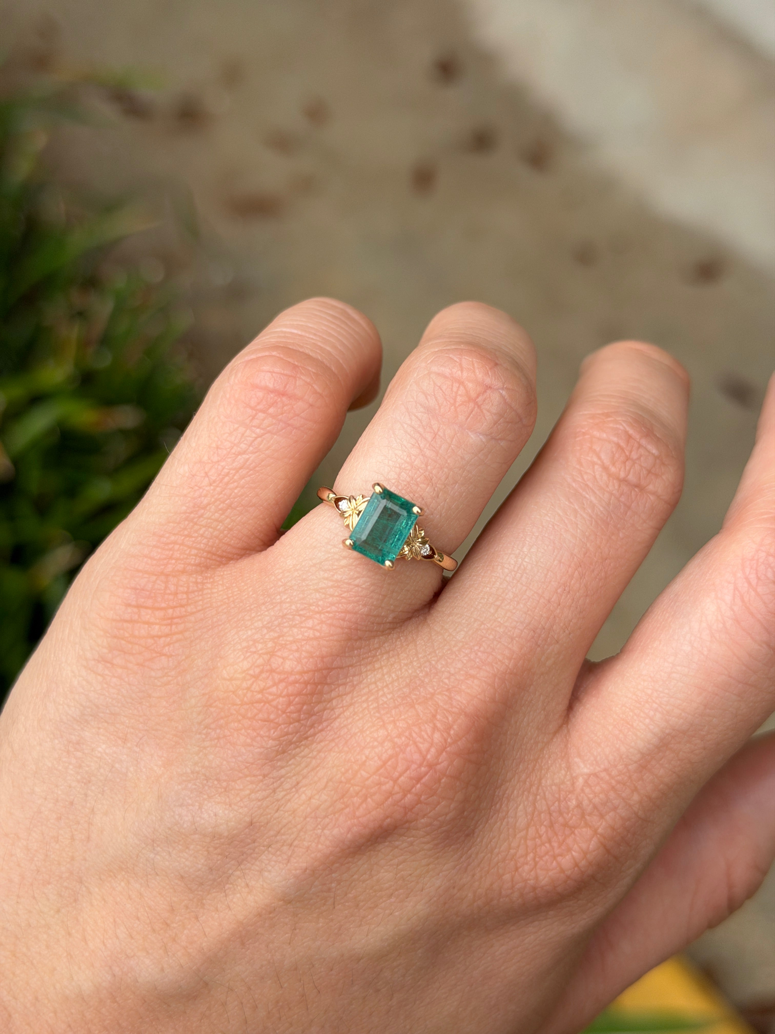 Anello solitario in oro 14 carati con smeraldo, impreziosito da diamanti sintetici per un totale di 2,30 carati, con una gemma centrale di smeraldo proveniente da JR Colombian Emeralds.