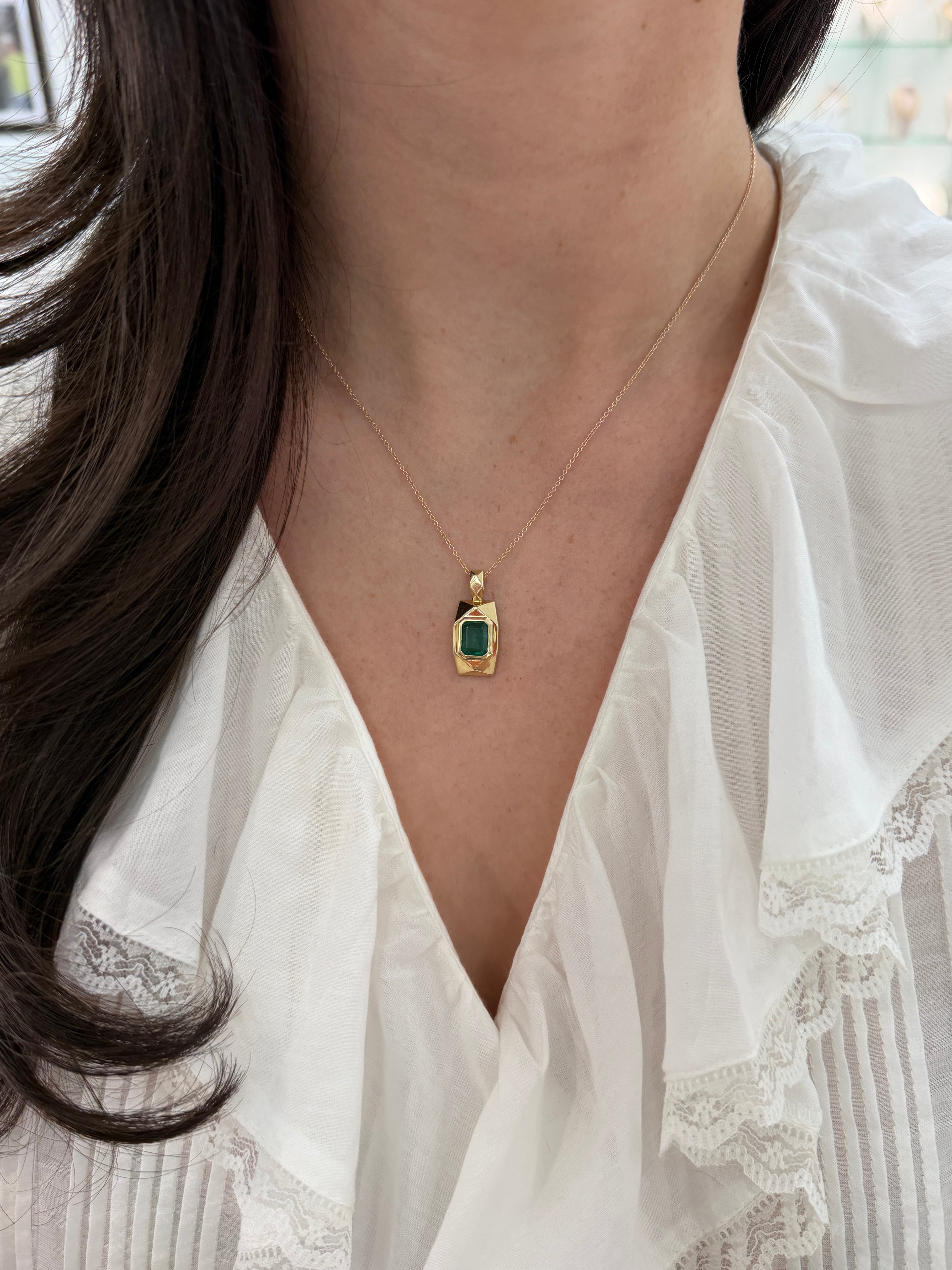 Emerald dog tag pendant with 2.35 carats in 14K gold, featuring a vibrant rectangular Colombian emerald gemstone.