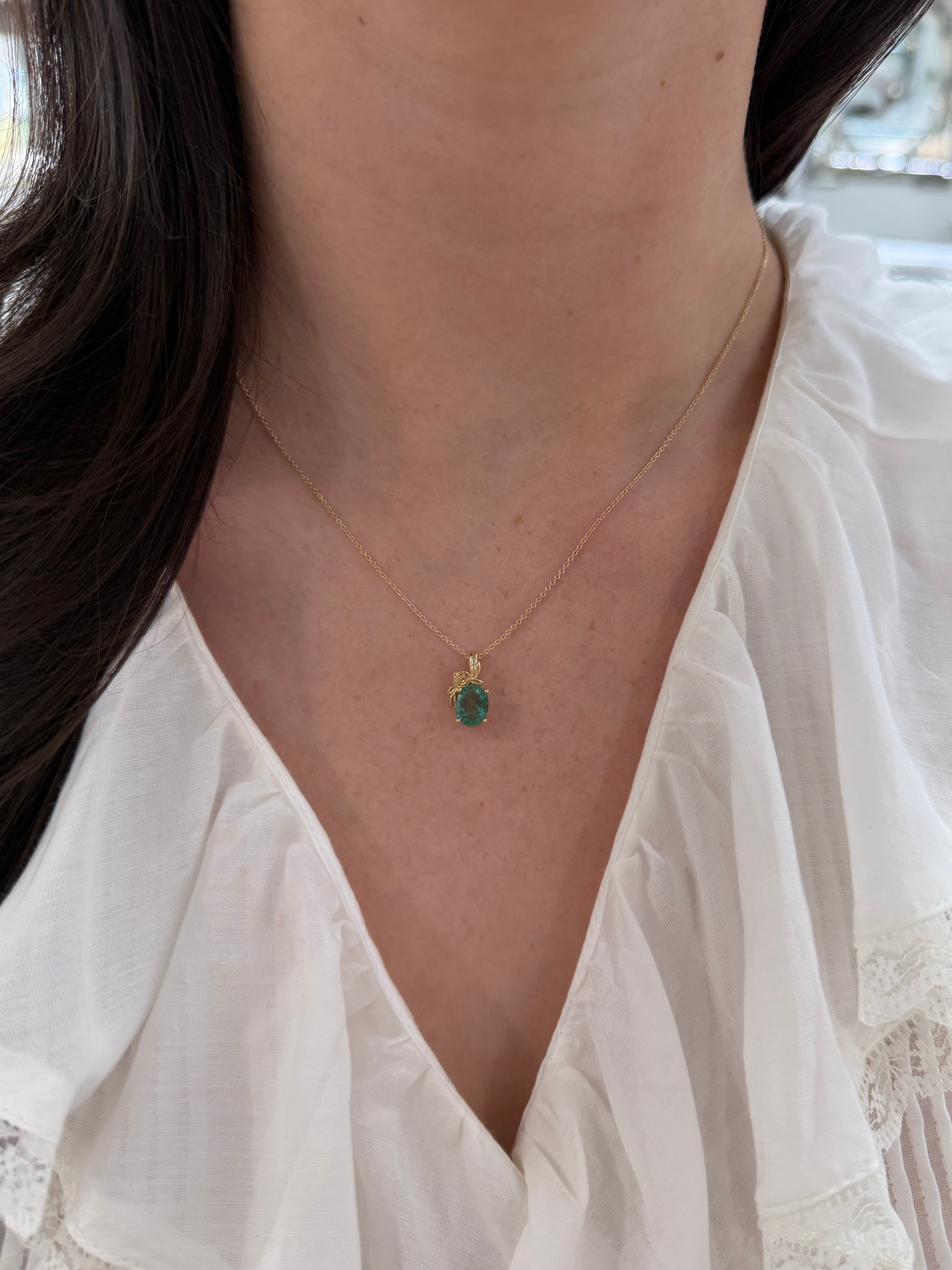 Collana con ciondolo floreale in oro 14 carati con uno smeraldo naturale di 1,80 carati, taglio ovale, di colore verde brillante, proveniente da JR Colombian Emeralds.