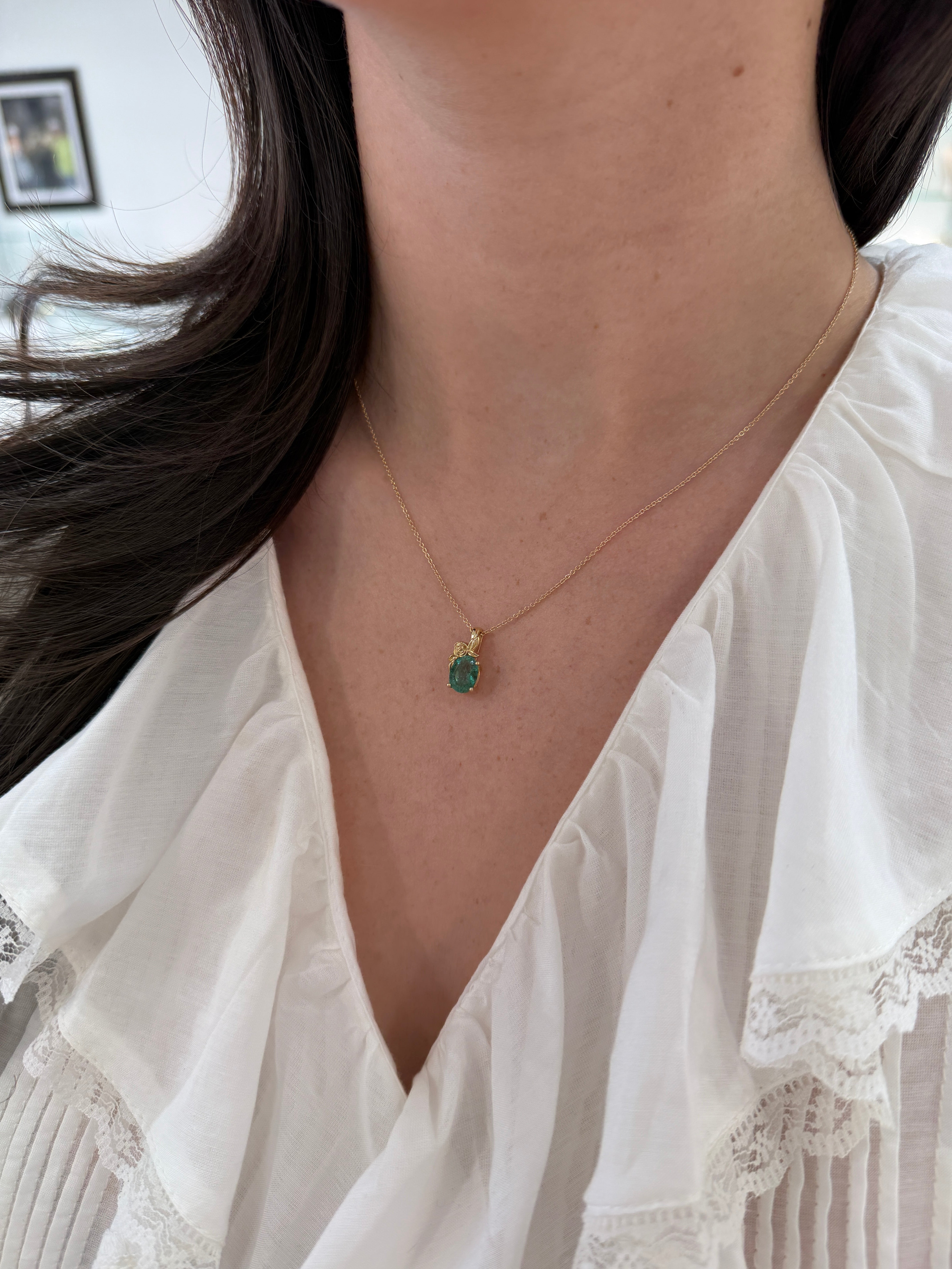 Collana con pendente a solitario floreale di JR Colombian Emeralds, con uno smeraldo naturale di taglio ovale dal colore verde brillante.