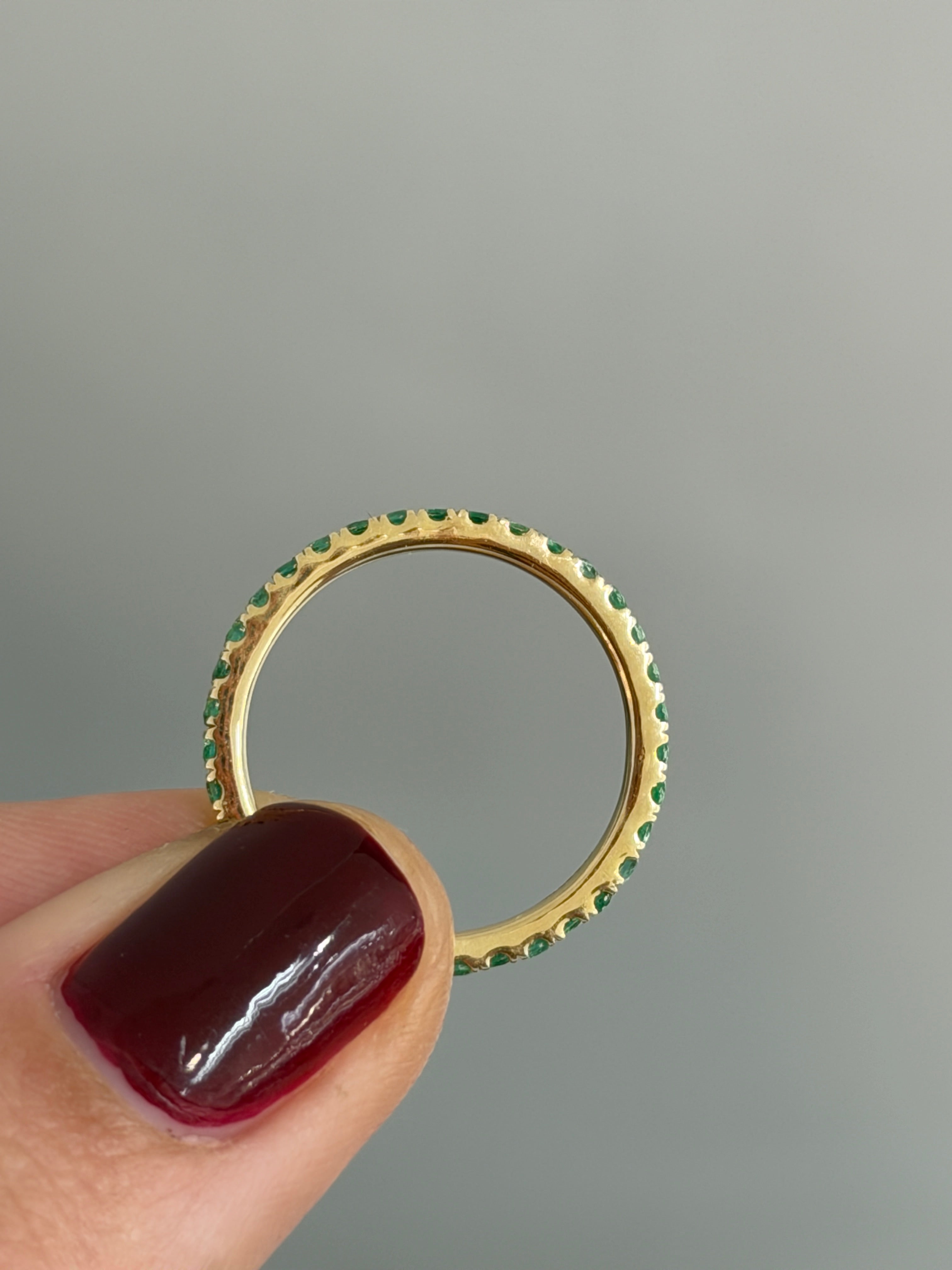 Fede nuziale a cerchio con smeraldi naturali in oro 14 carati, con un totale di 0,70 carati, disponibile nelle misure 6, 7 e 8, impreziosita da smeraldi dal verde brillante di JR Colombian Emeralds.