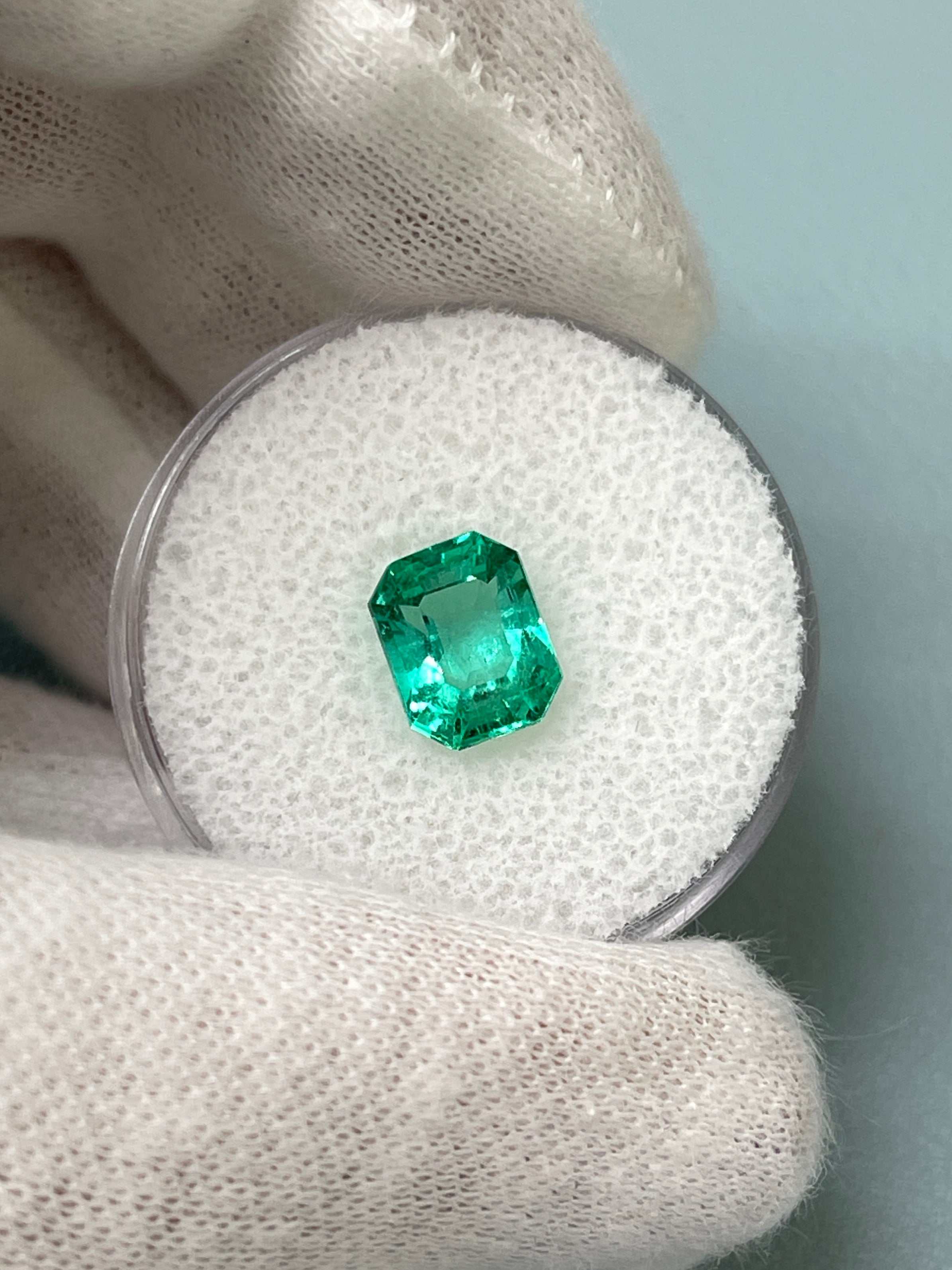 Smeraldo colombiano naturale sfuso da 1,92 carati, 8,3 x 6,6 mm, di colore verde-bluastro estremamente brillante, taglio smeraldo