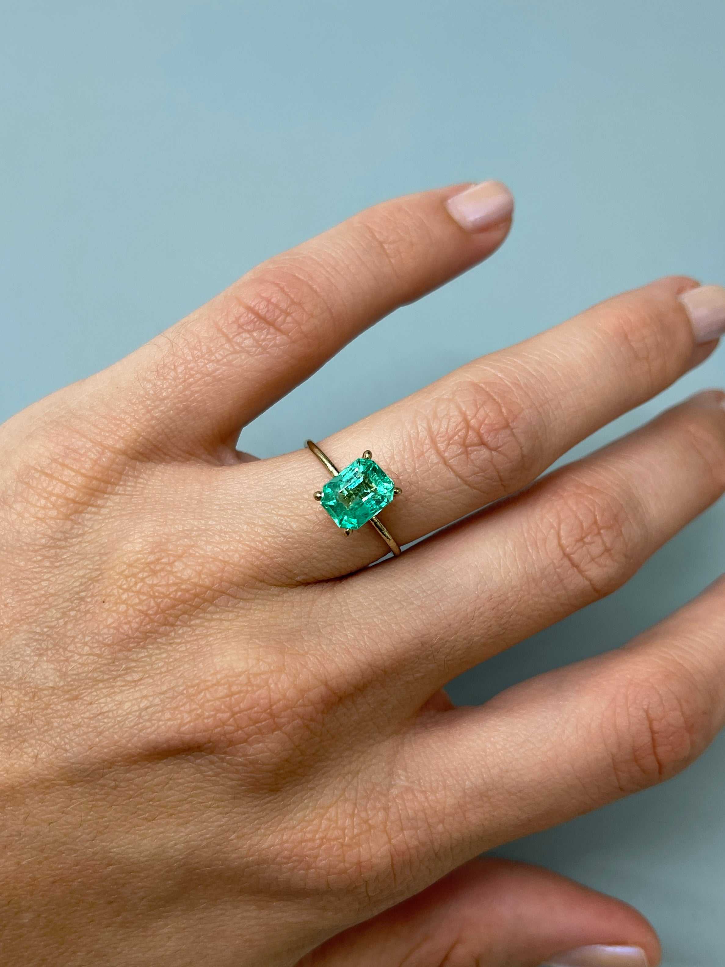 Smeraldo colombiano naturale sfuso da 1,92 carati, 8,3 x 6,6 mm, di colore verde-bluastro estremamente brillante, taglio smeraldo