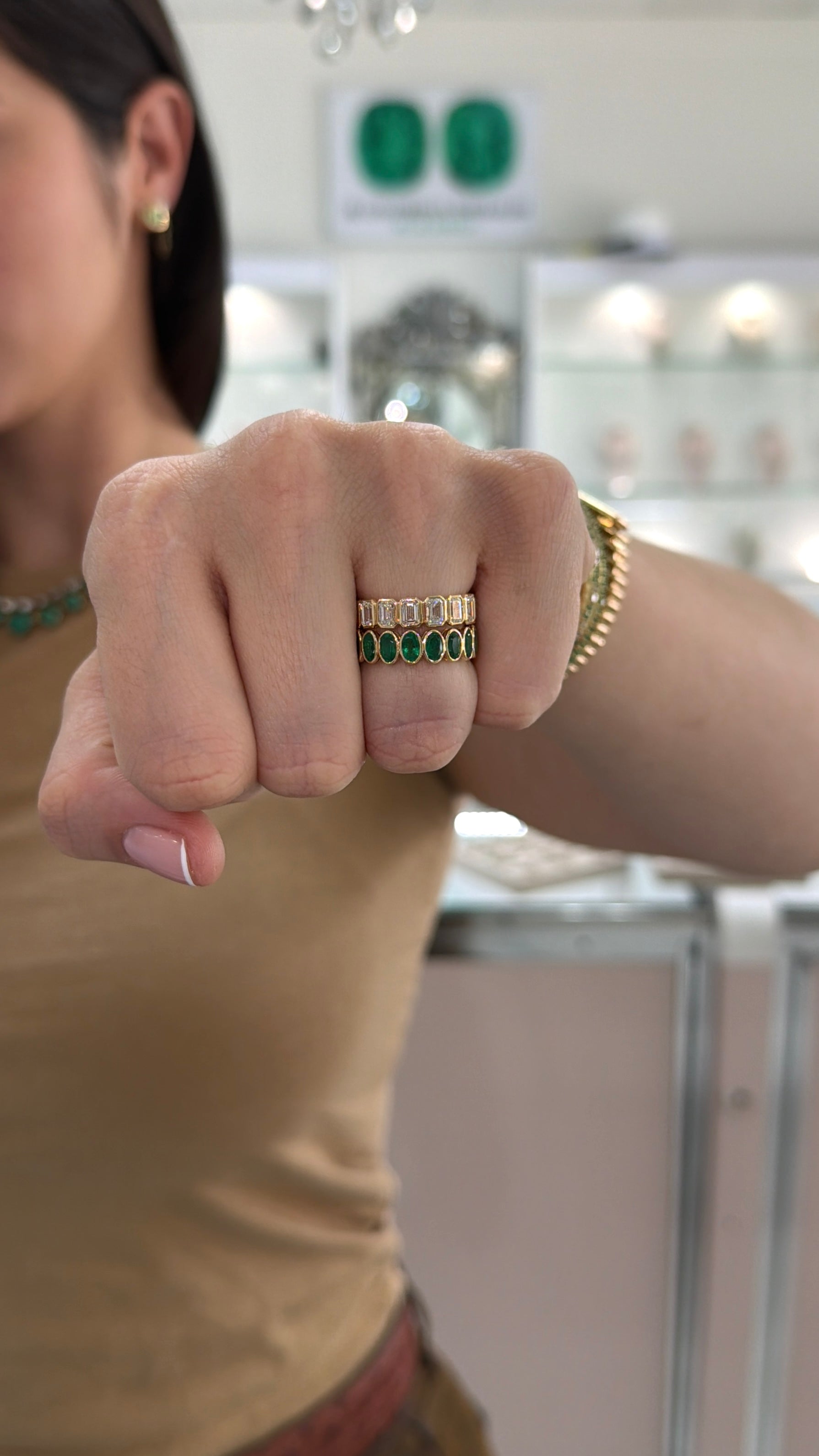 3.86カラット ベゼルセッティング オーバルカットエメラルド&ダイヤモンド エタニティリング - 6.5