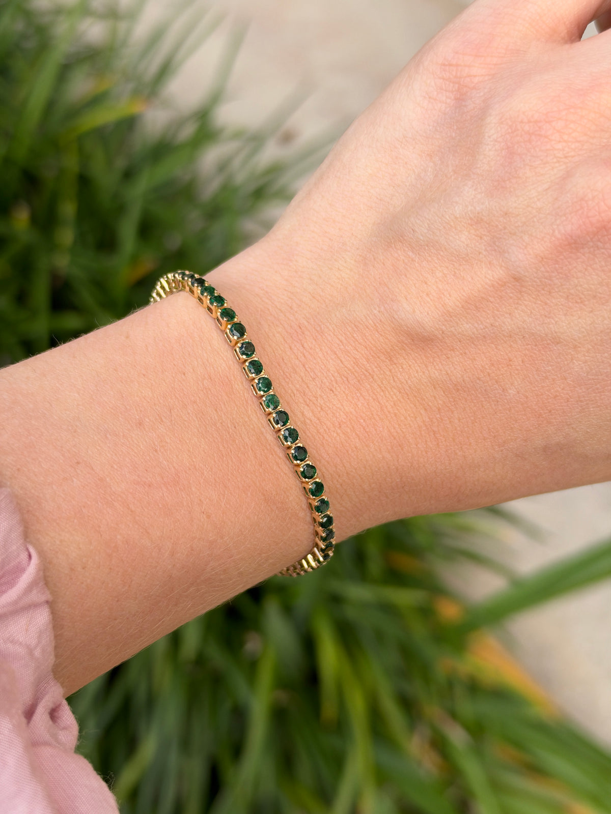 Natural dark green emerald tennis bracelet with 4.67 carats set in 14K gold, 7-inch length, by JR Colombian Emeralds.