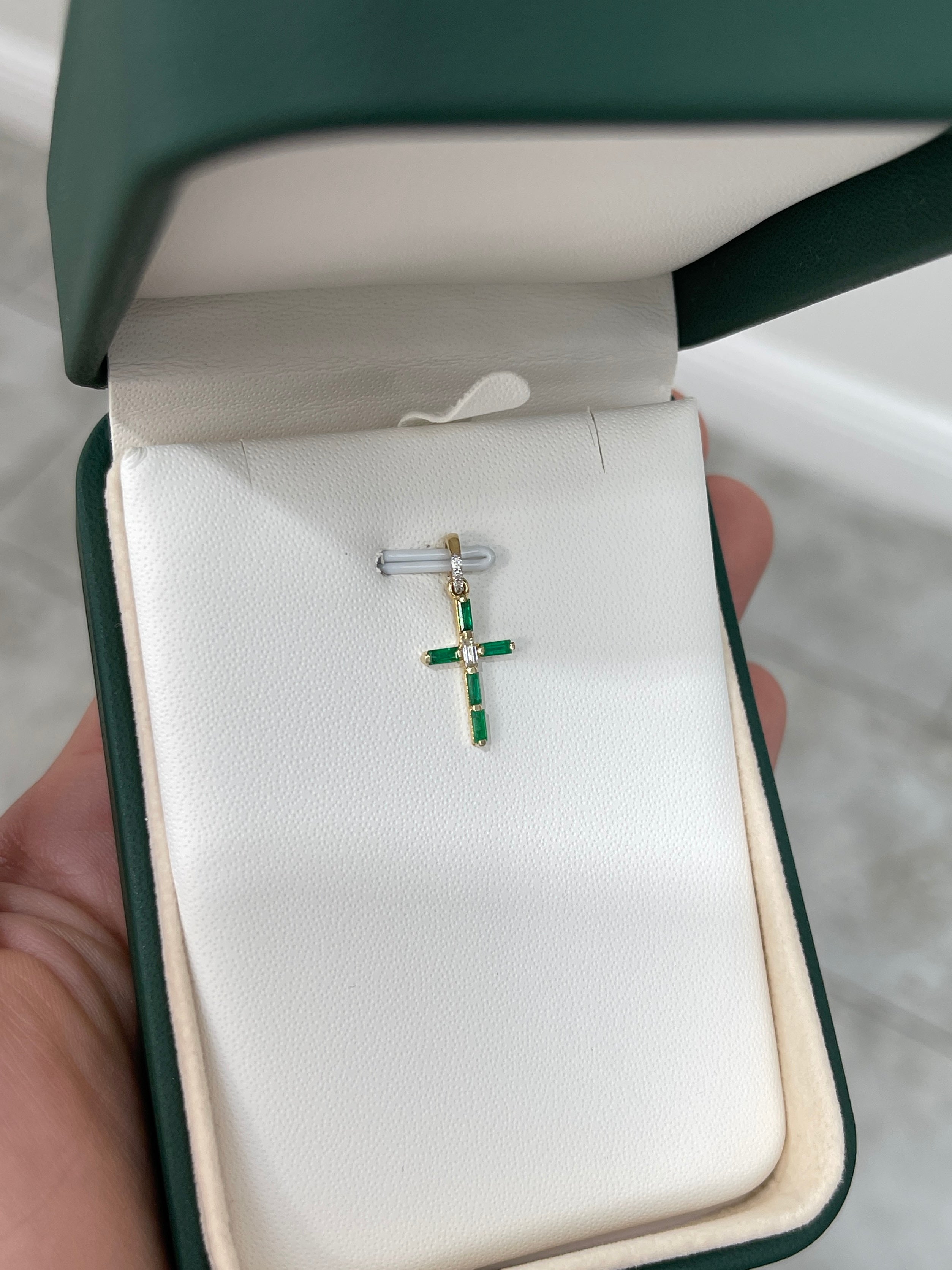 Emerald Cross Pendant with Baguette Diamond & Round Diamonds in 14K Gold – Religious Fine Jewelry