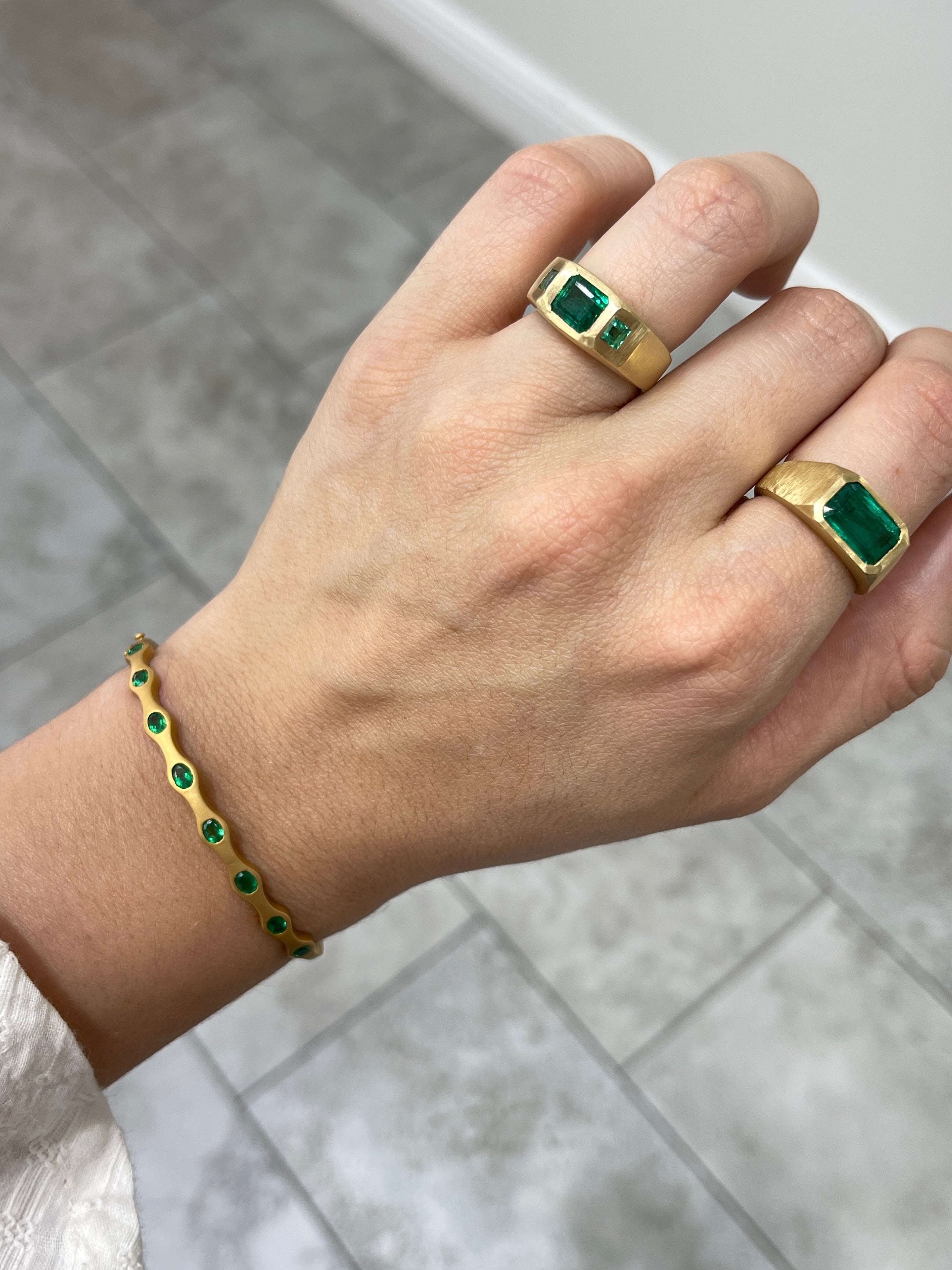 1.80tcw Oval Emerald Wavy/Scalloped Bangle Bracelet 14K
