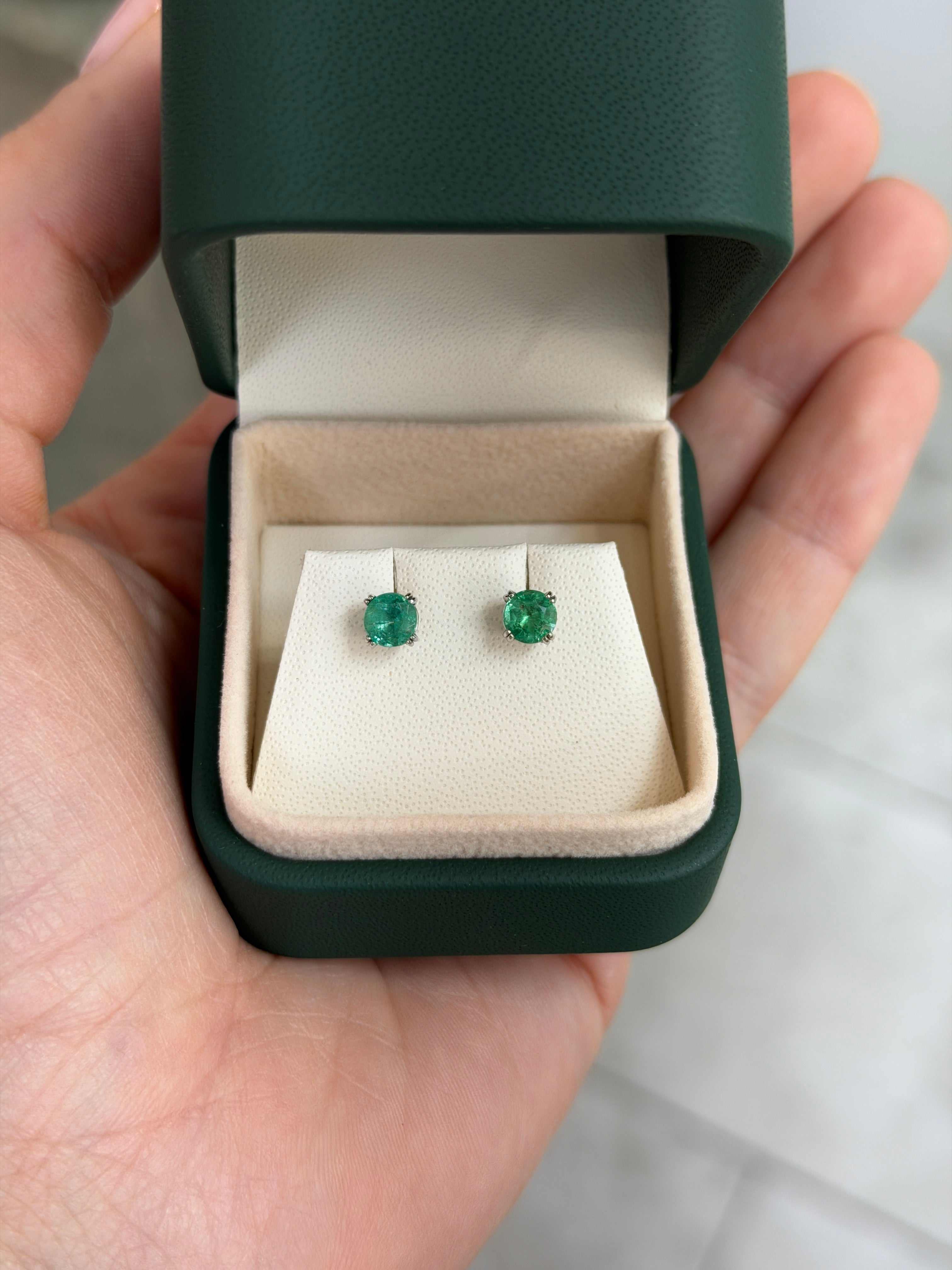 Clous d'oreilles ronds en émeraude de 5 mm, 1,09 carat au total, monture à double griffe, en or blanc 14 carats