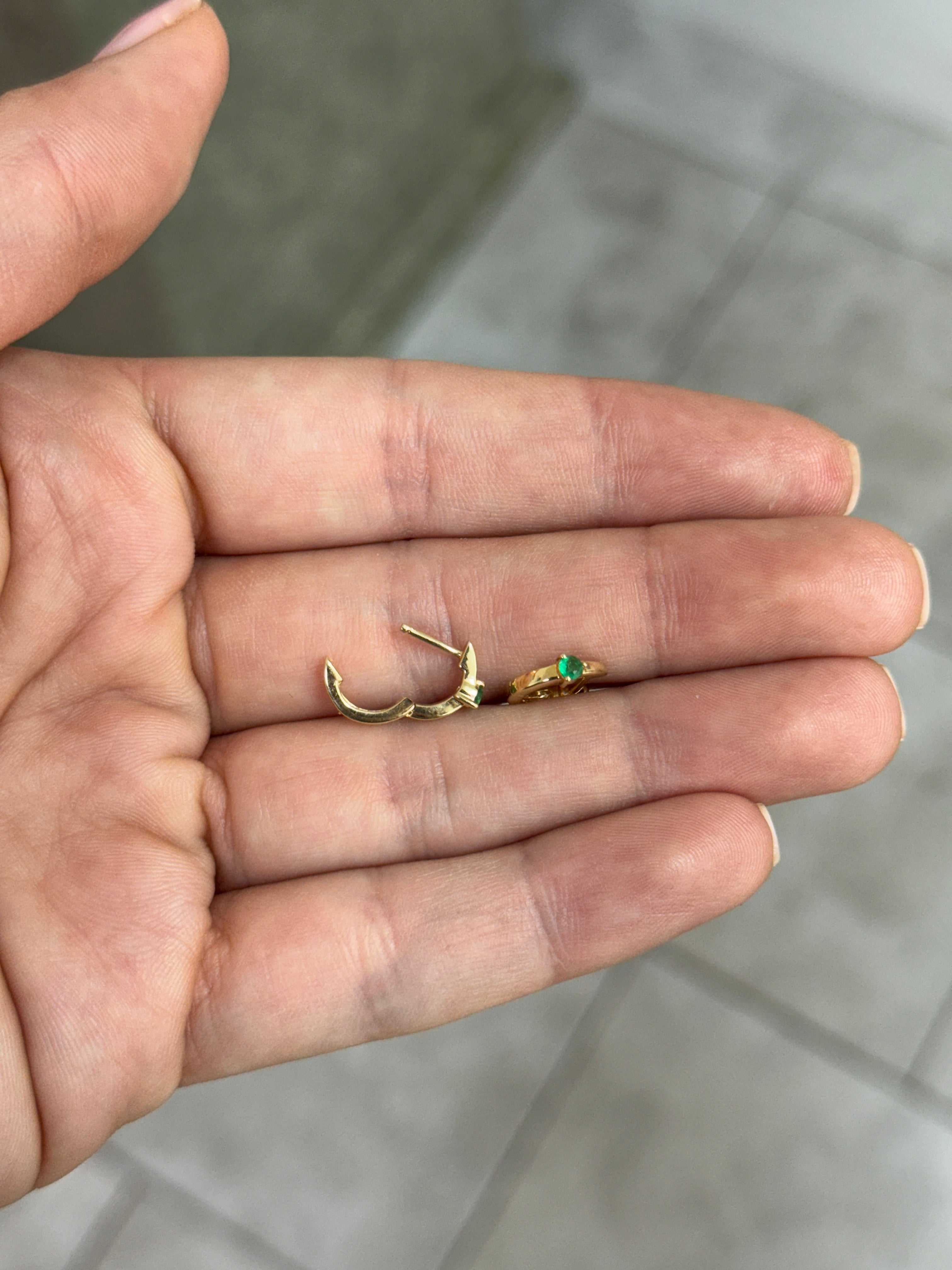 エメラルド・ハギー・イヤリング - 3本爪 14Kゴールド