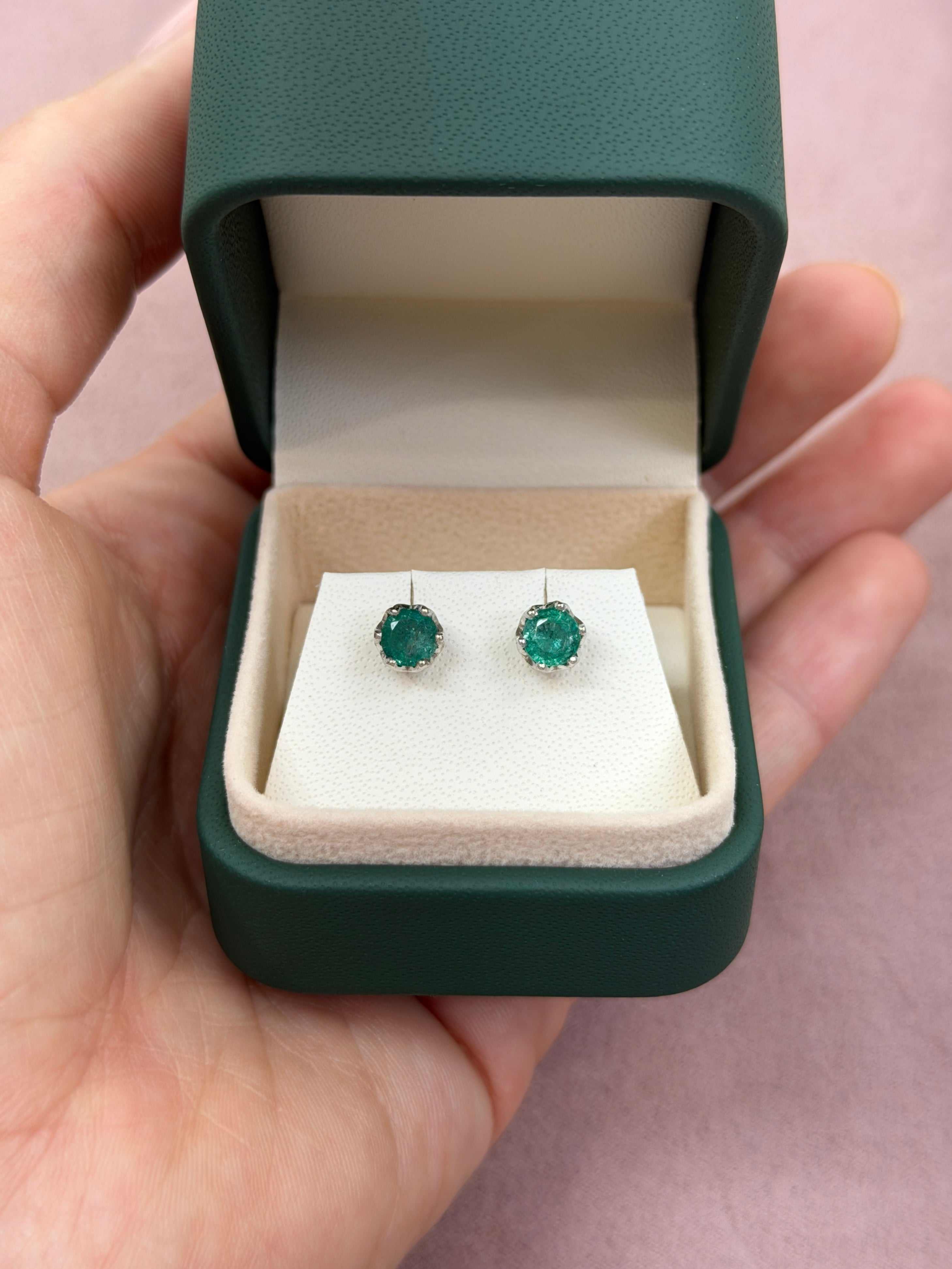 Clous d'oreilles ronds en or blanc 14 carats avec émeraude, 1,15 carat, à six griffes