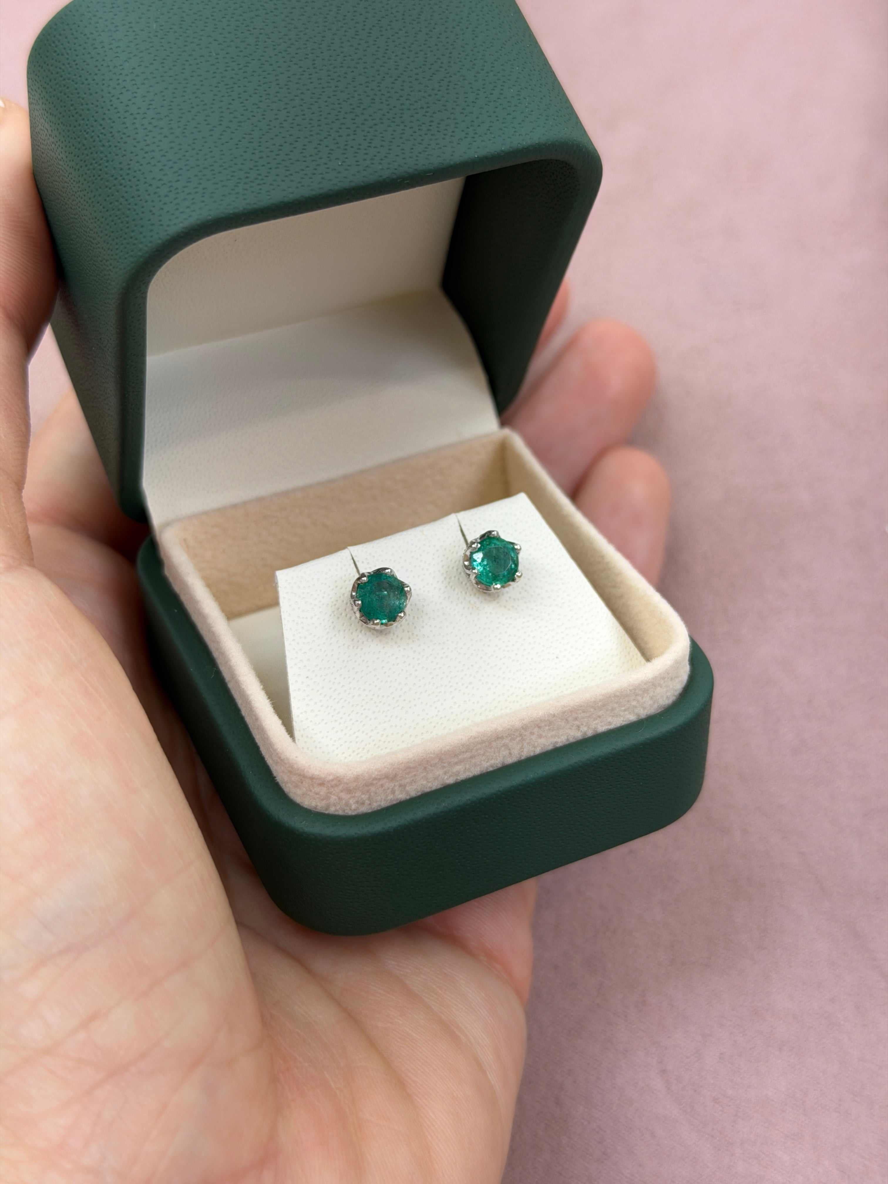 Clous d'oreilles ronds en or blanc 14 carats avec émeraude, 1,15 carat, à six griffes