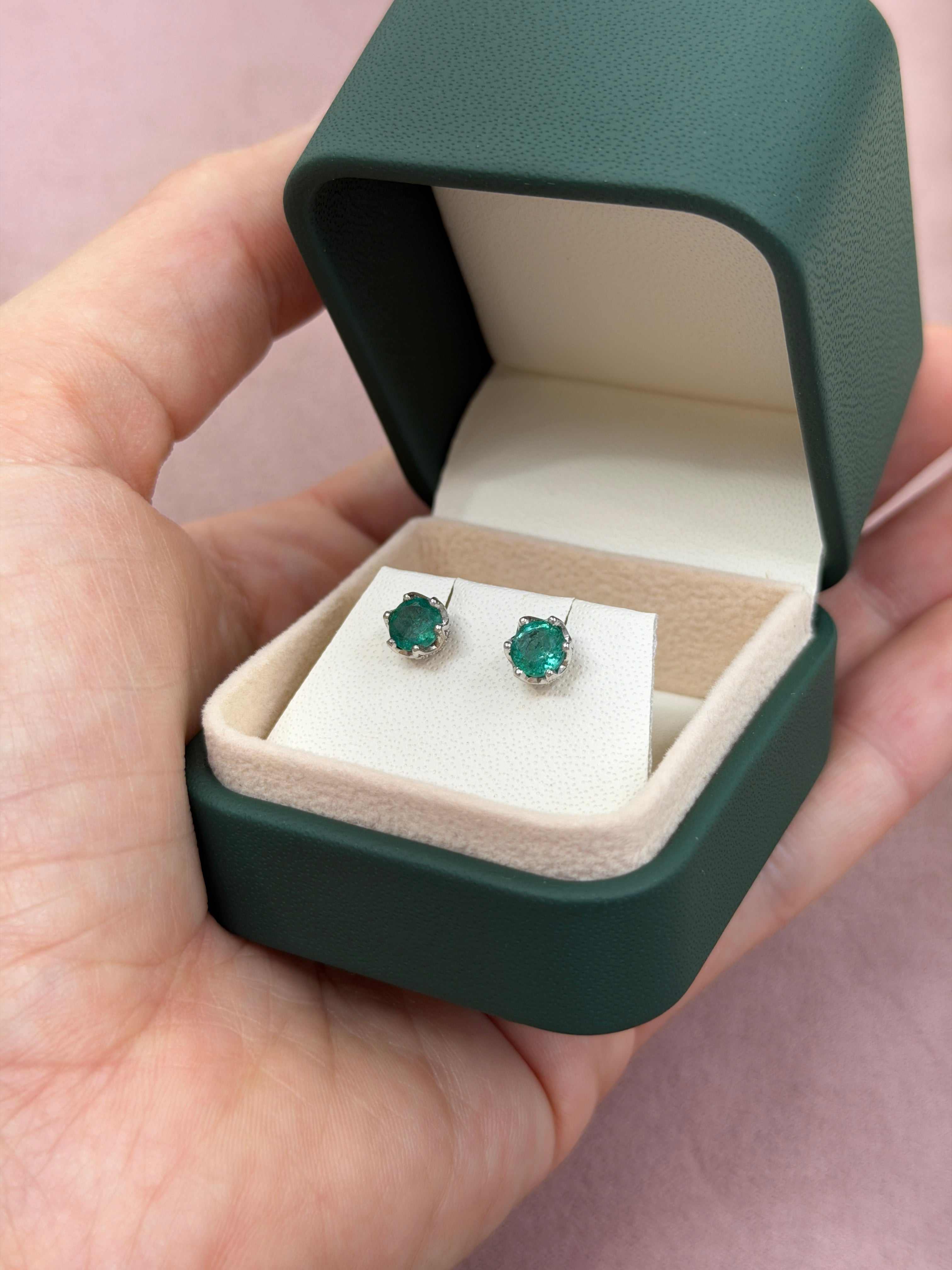 Clous d'oreilles ronds en or blanc 14 carats avec émeraude, 1,15 carat, à six griffes