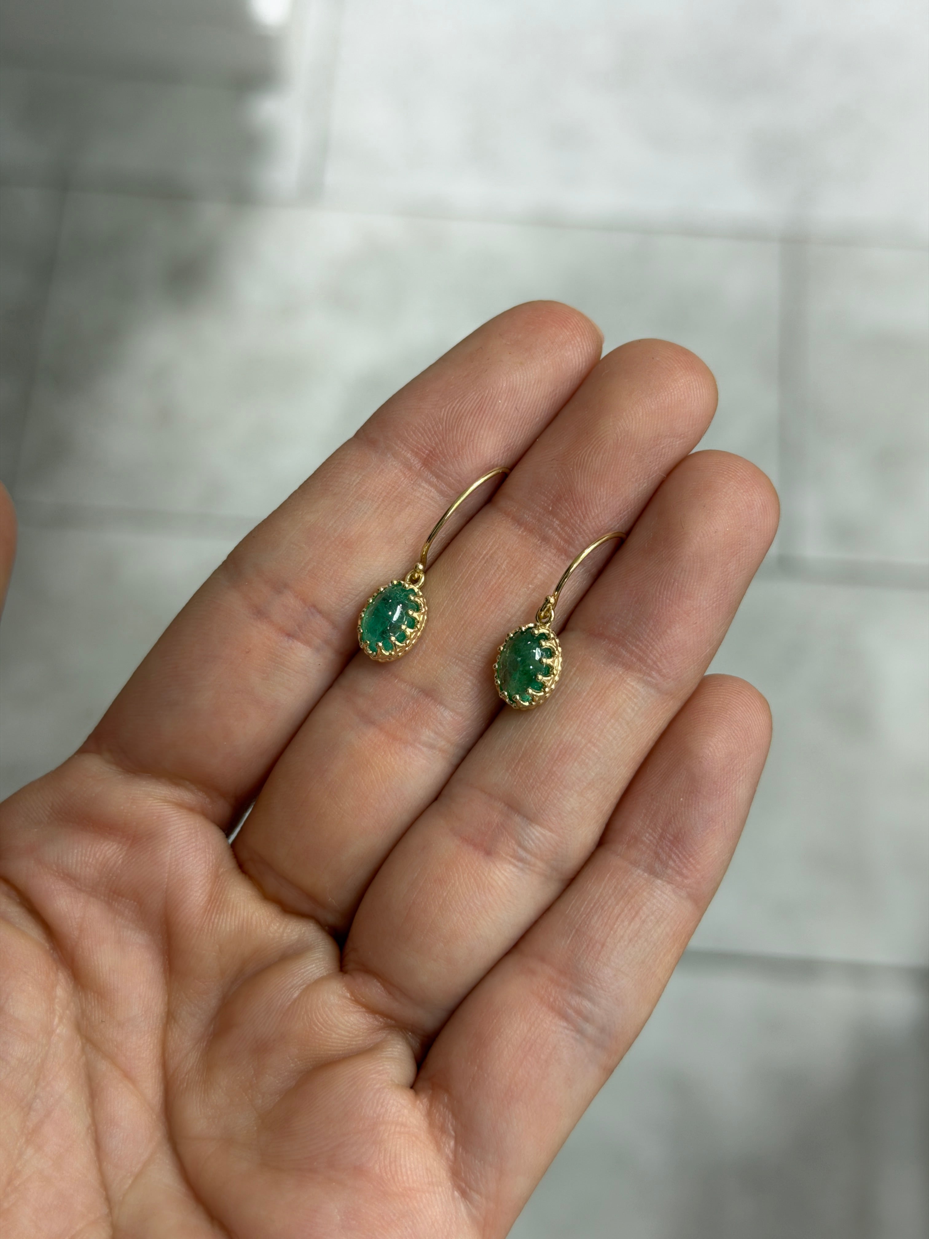 Boucles d'oreilles en fil métallique à griffes multiples avec cabochon ovale de 2,92 carats, or 14 carats