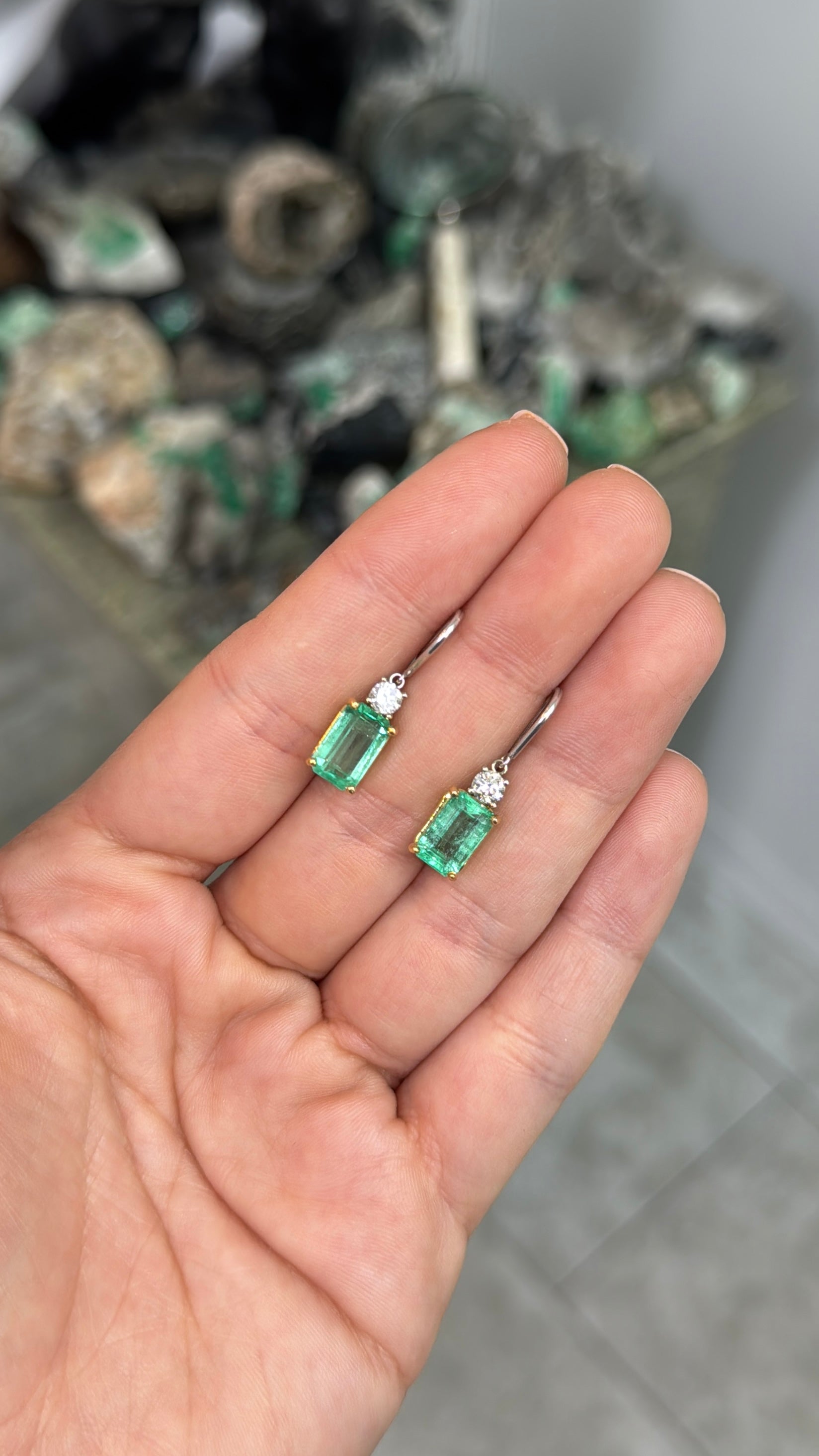 5,29 Karat kolumbianischer Smaragd mit Diamantakzenten, Ohrhaken im französischen Stil, 18 Karat, zweifarbig