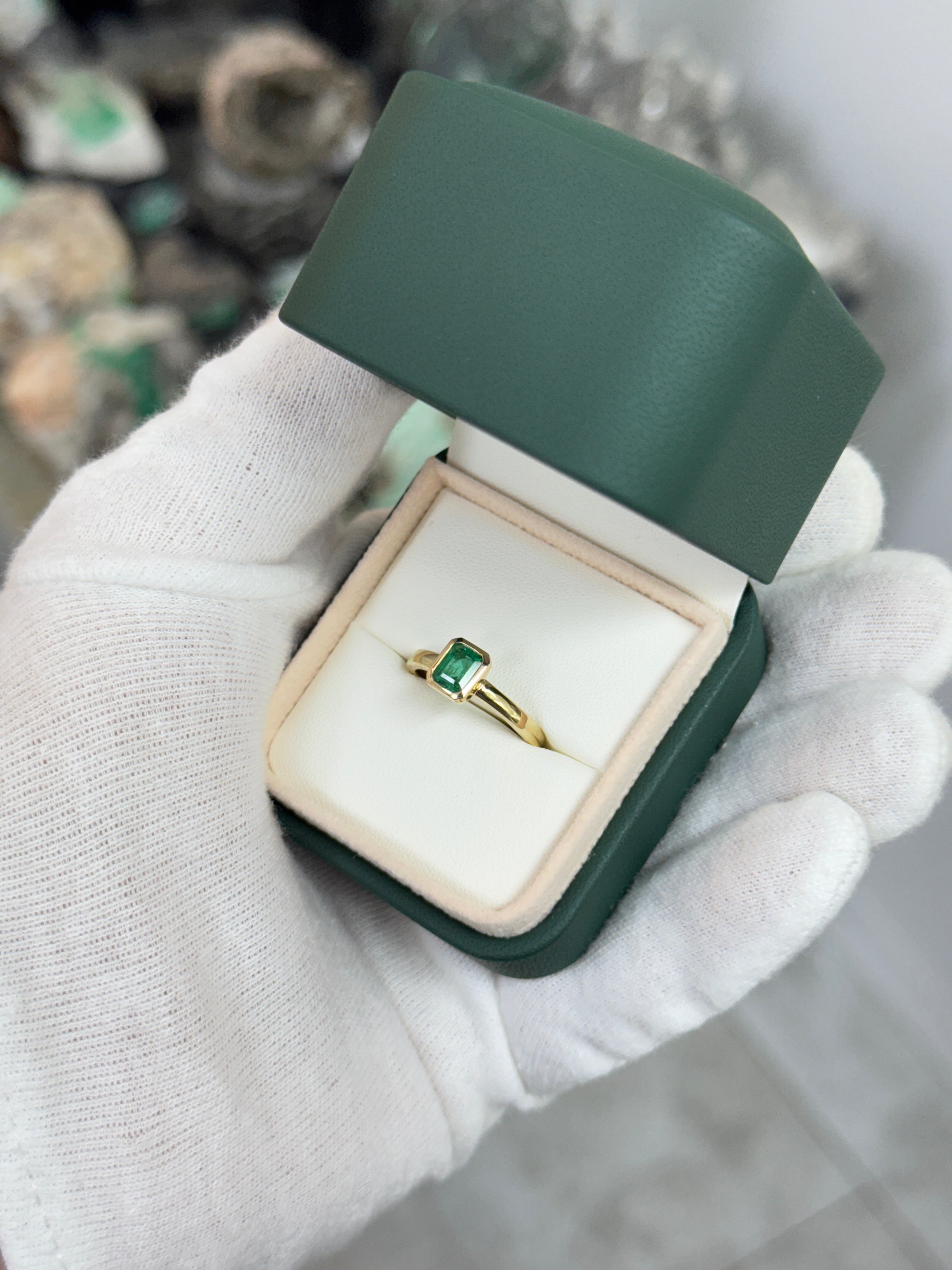 0.90ct Classic Bezel Set Fine Natural Emerald Ladies Ring 14K