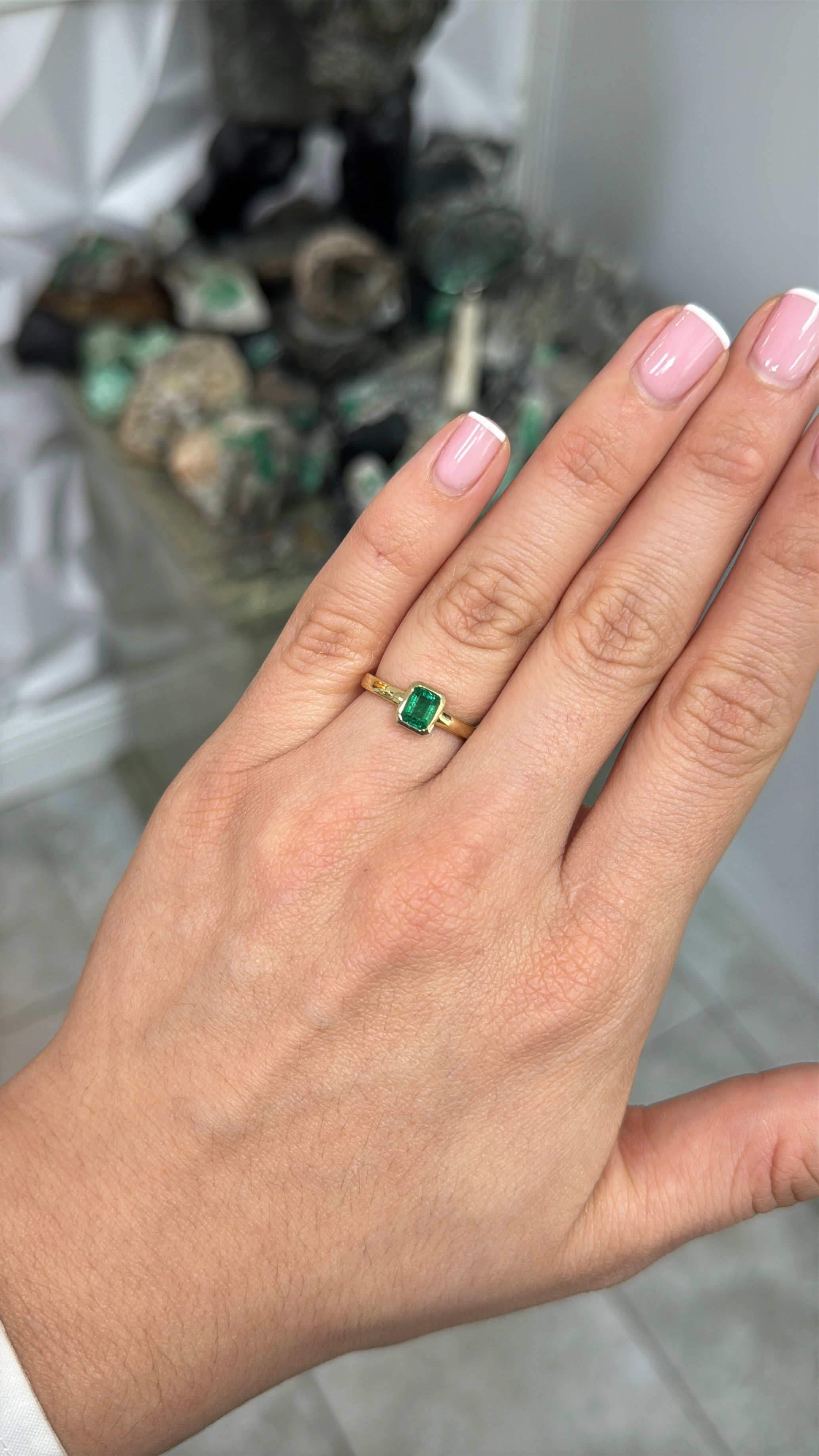 0.90ct Classic Bezel Set Fine Natural Emerald Ladies Ring 14K