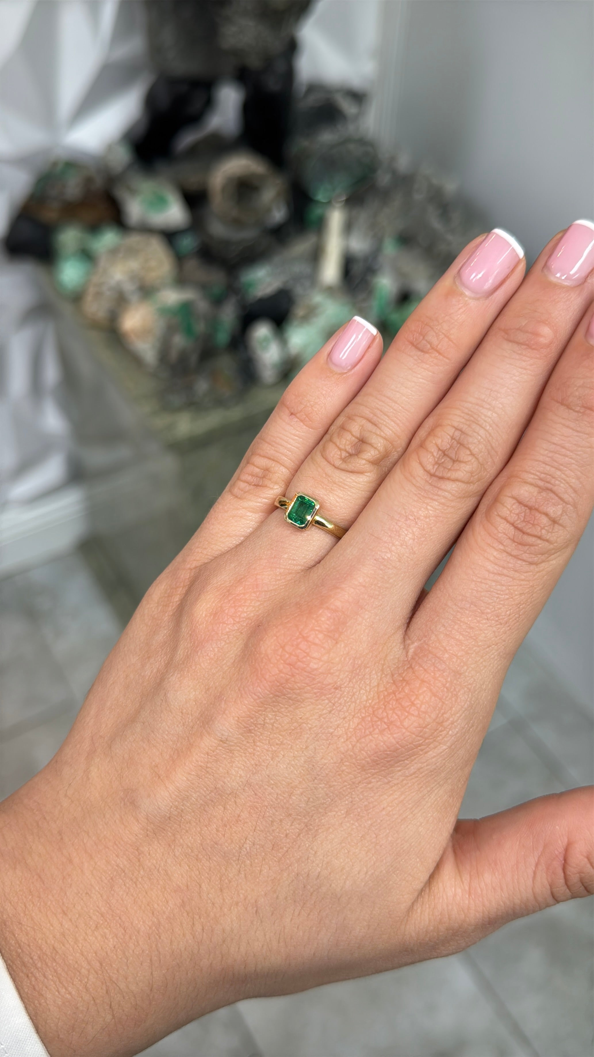 0.90ct Classic Bezel Set Fine Natural Emerald Ladies Ring 14K