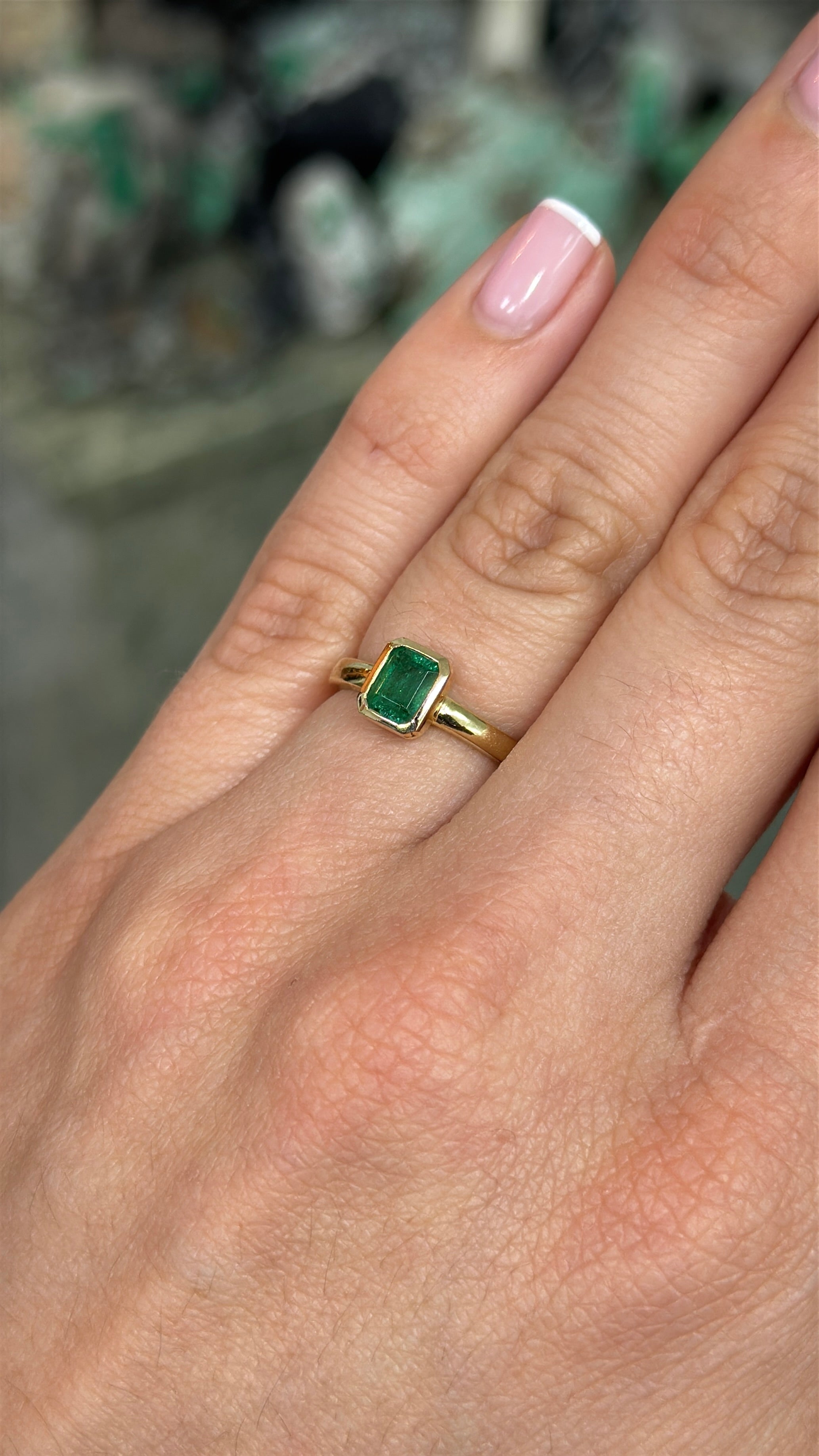 0.90ct Classic Bezel Set Fine Natural Emerald Ladies Ring 14K