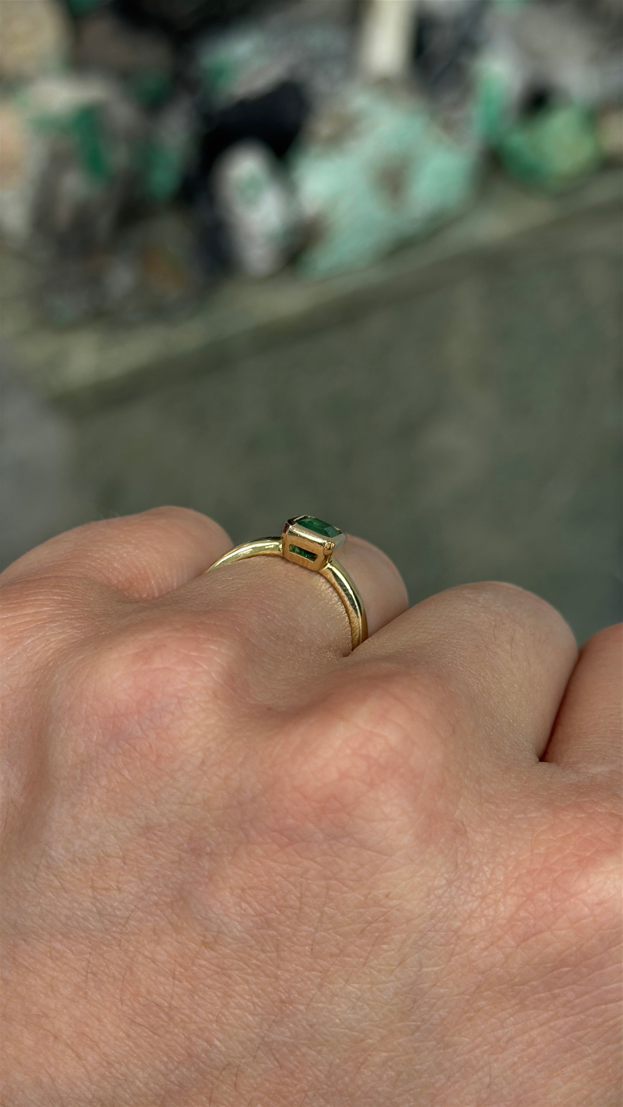 0.90ct Classic Bezel Set Fine Natural Emerald Ladies Ring 14K