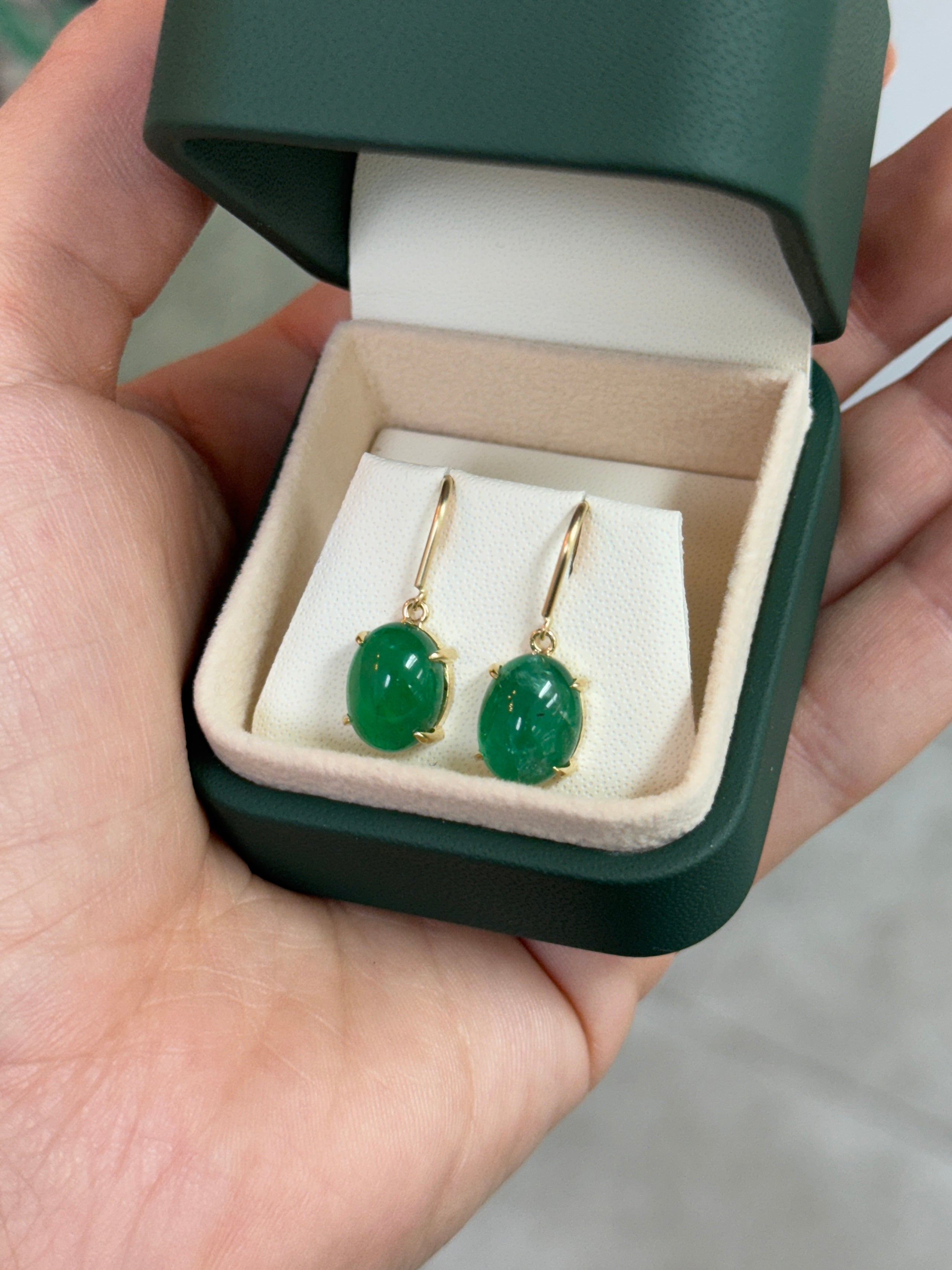Boucles d'oreilles à crochets français avec émeraudes en cabochon ovale, 8,55 carats au total, or 14 carats