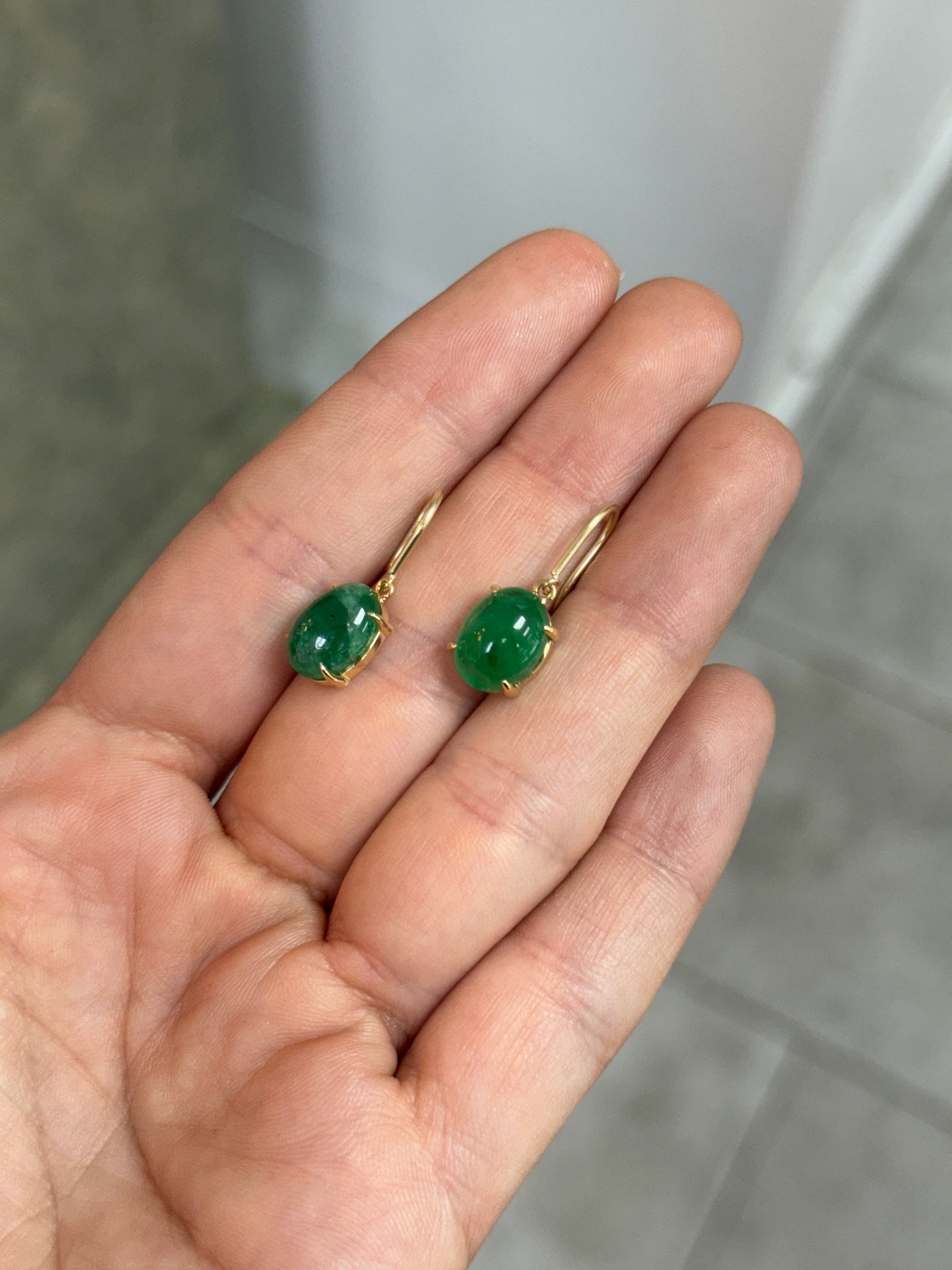 Boucles d'oreilles à crochets français avec émeraudes en cabochon ovale, 8,55 carats au total, or 14 carats