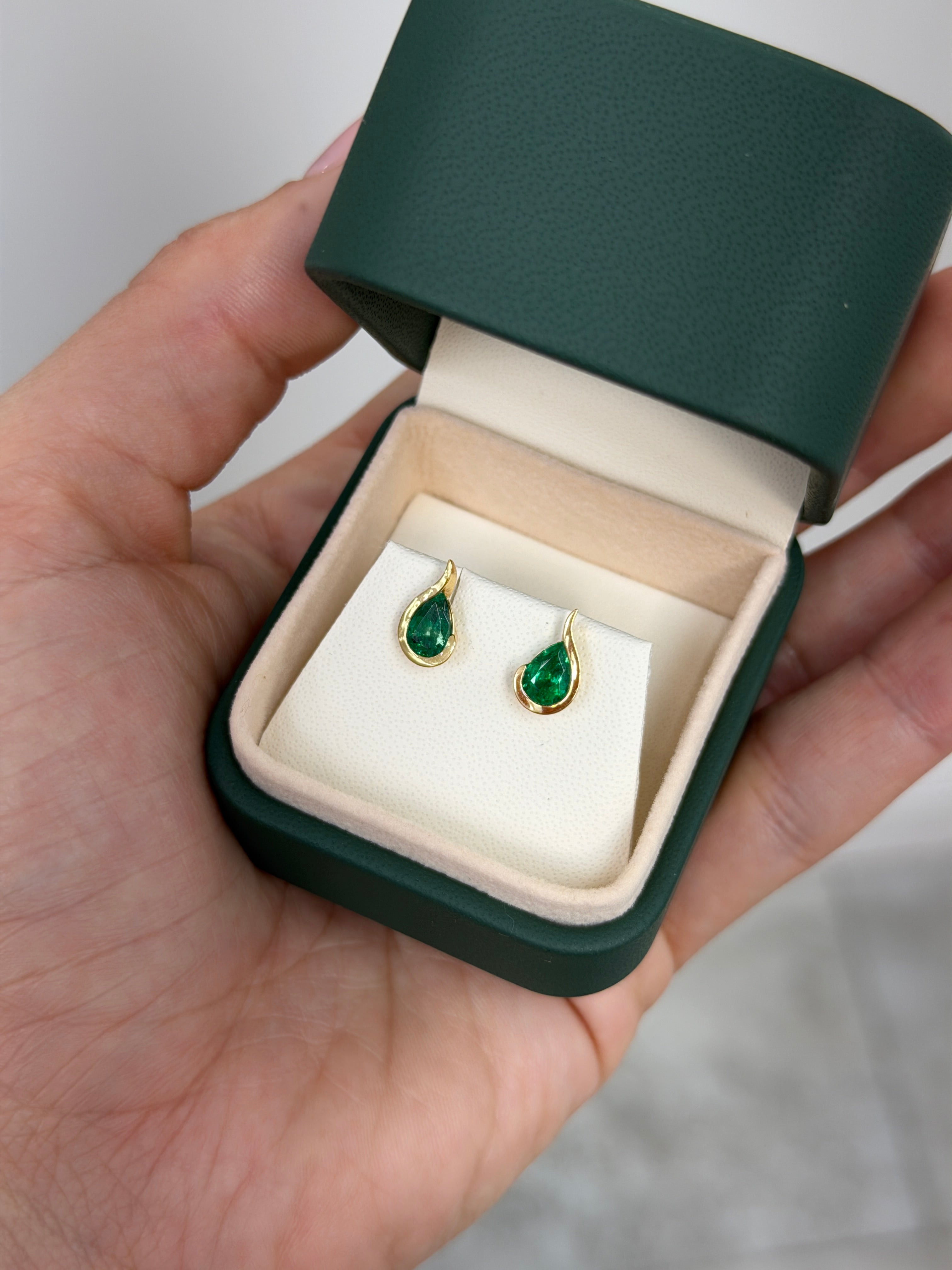 1,10 Karat „Genie in a Bottle“ – AAA+ Smaragd-Ohrstecker in Tropfenform, 18 Karat