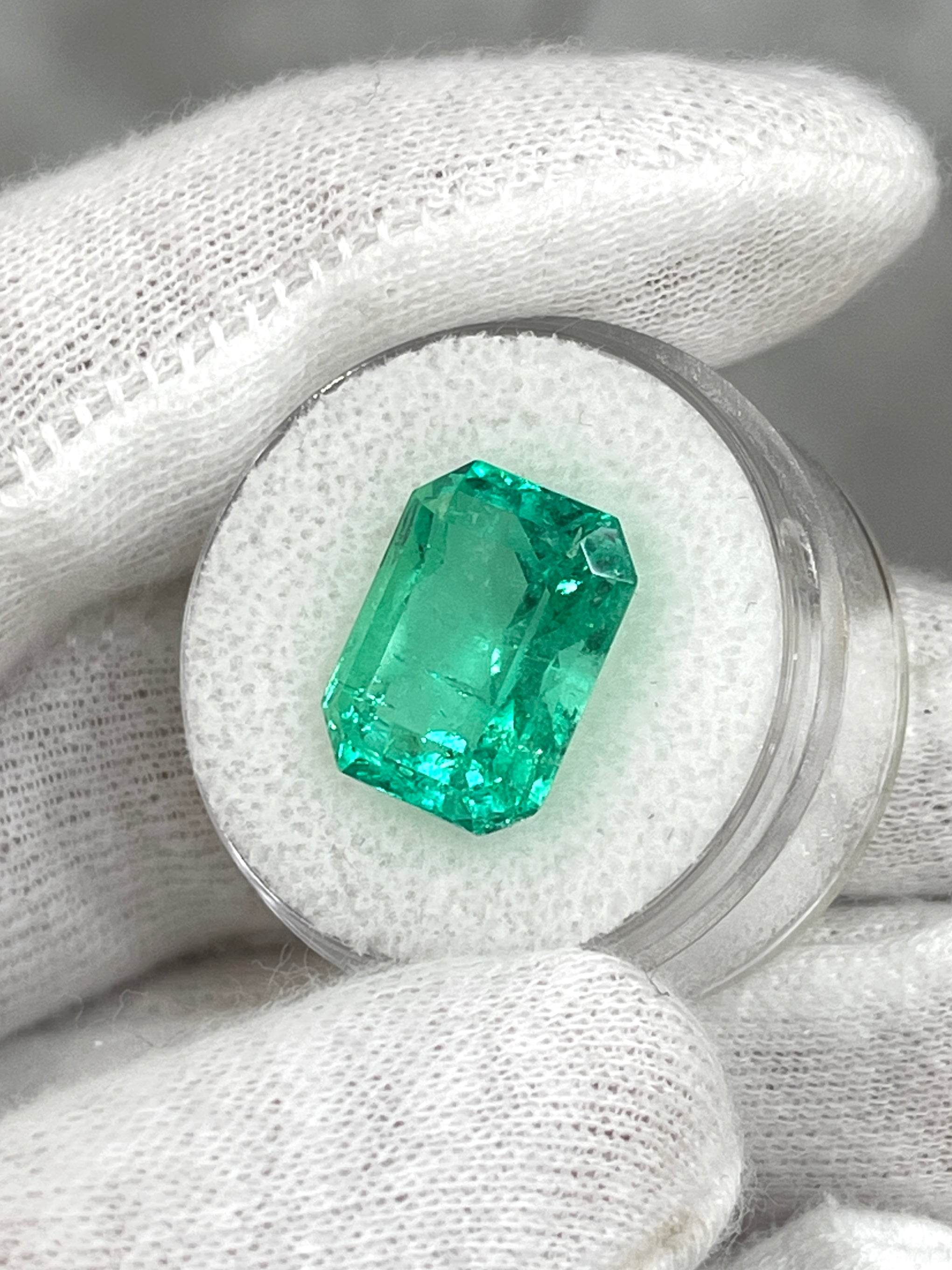 9.51 Carat 14x11 Vivacious Green Emerald Cut Loose Authentic Colombian emerald-Emerald Cut