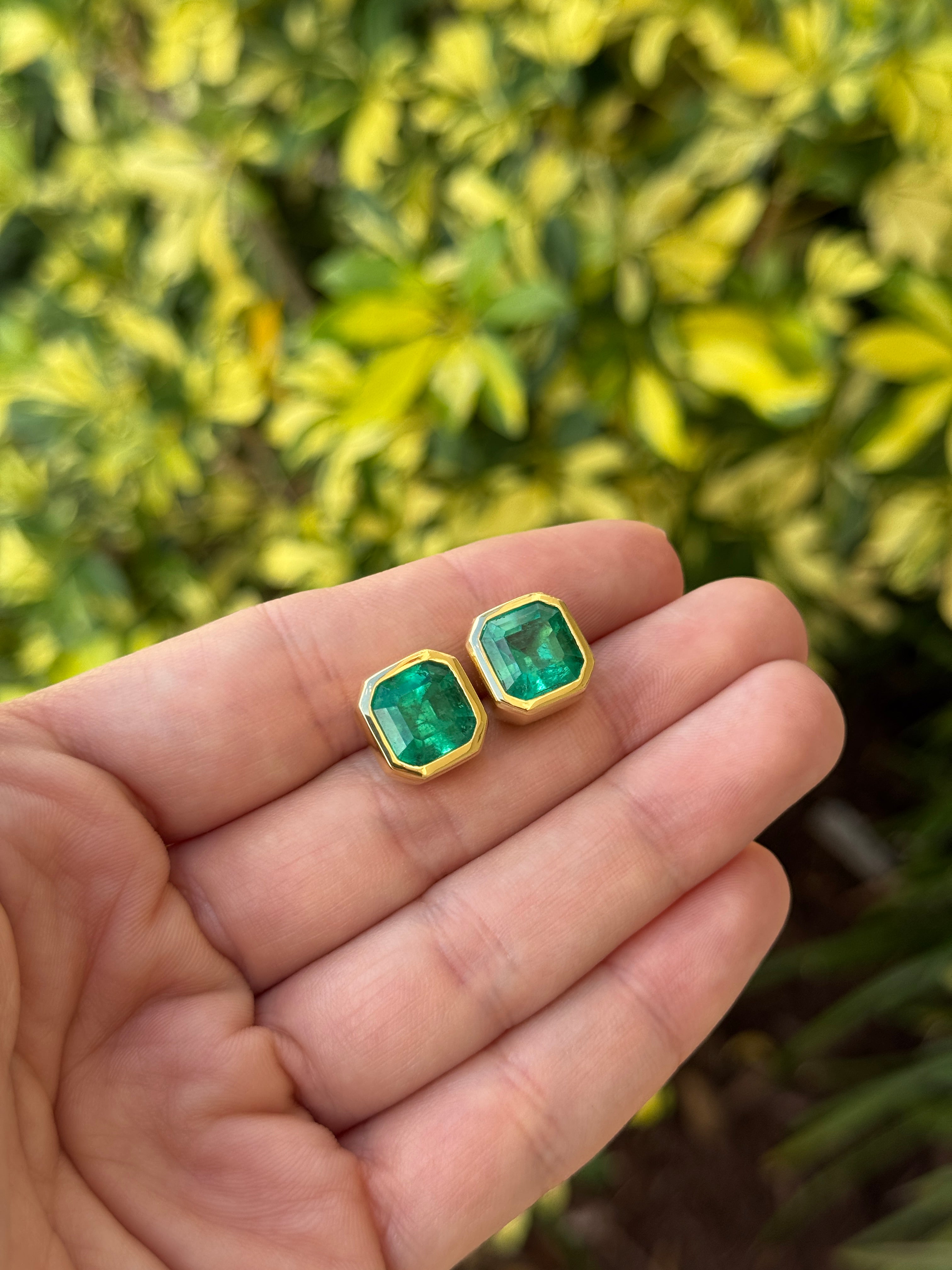 10,35 Karat AAA+ – EIN SELTENER FUND: Ohrstecker mit kolumbianischen Smaragden im Asscher-Schliff, in Zargenfassung, 18 Karat