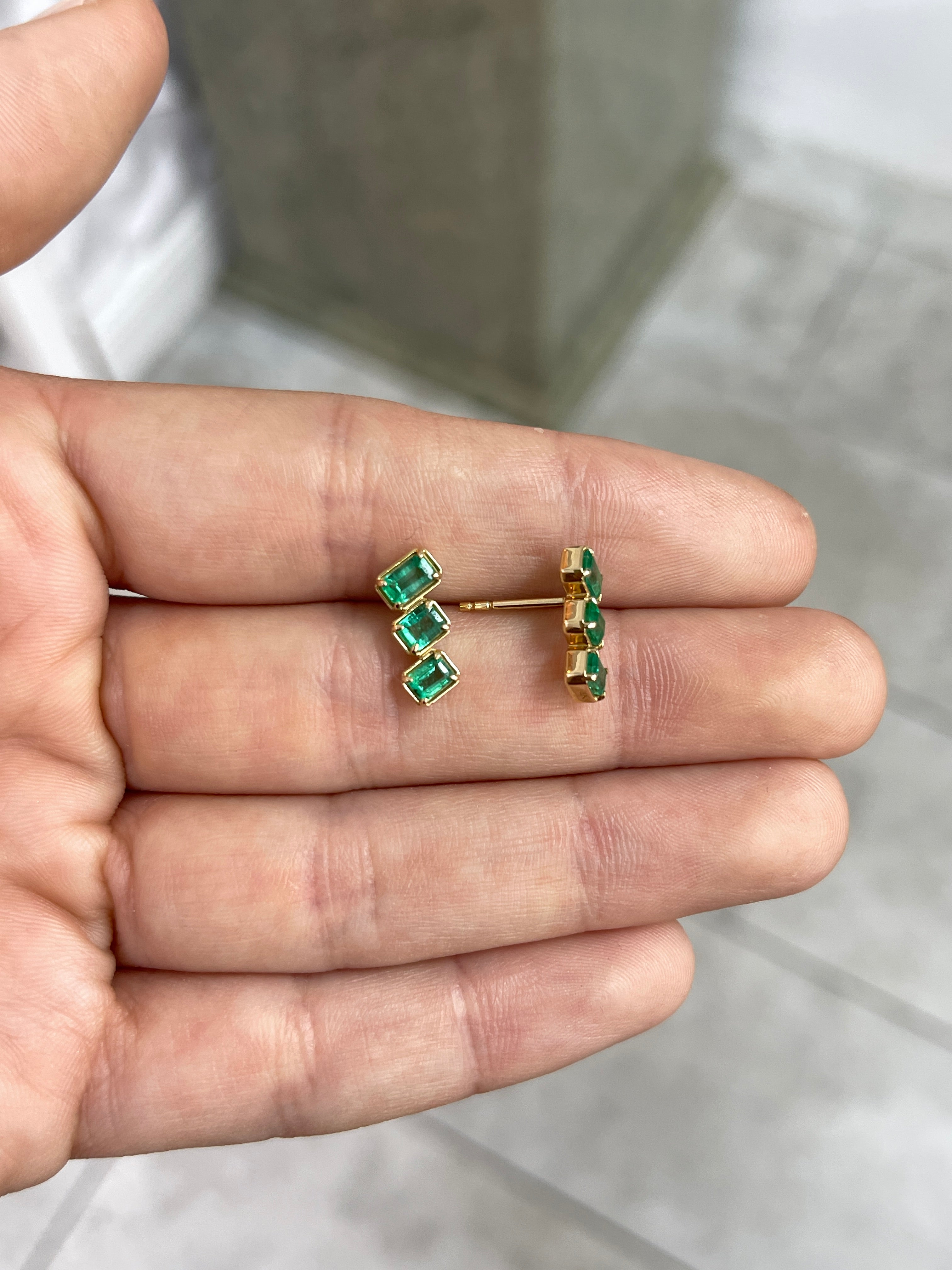 1.54カラット エメラルドカット エメラルド ステアケース スタッドピアス 14K - JR コロンビア産エメラルド