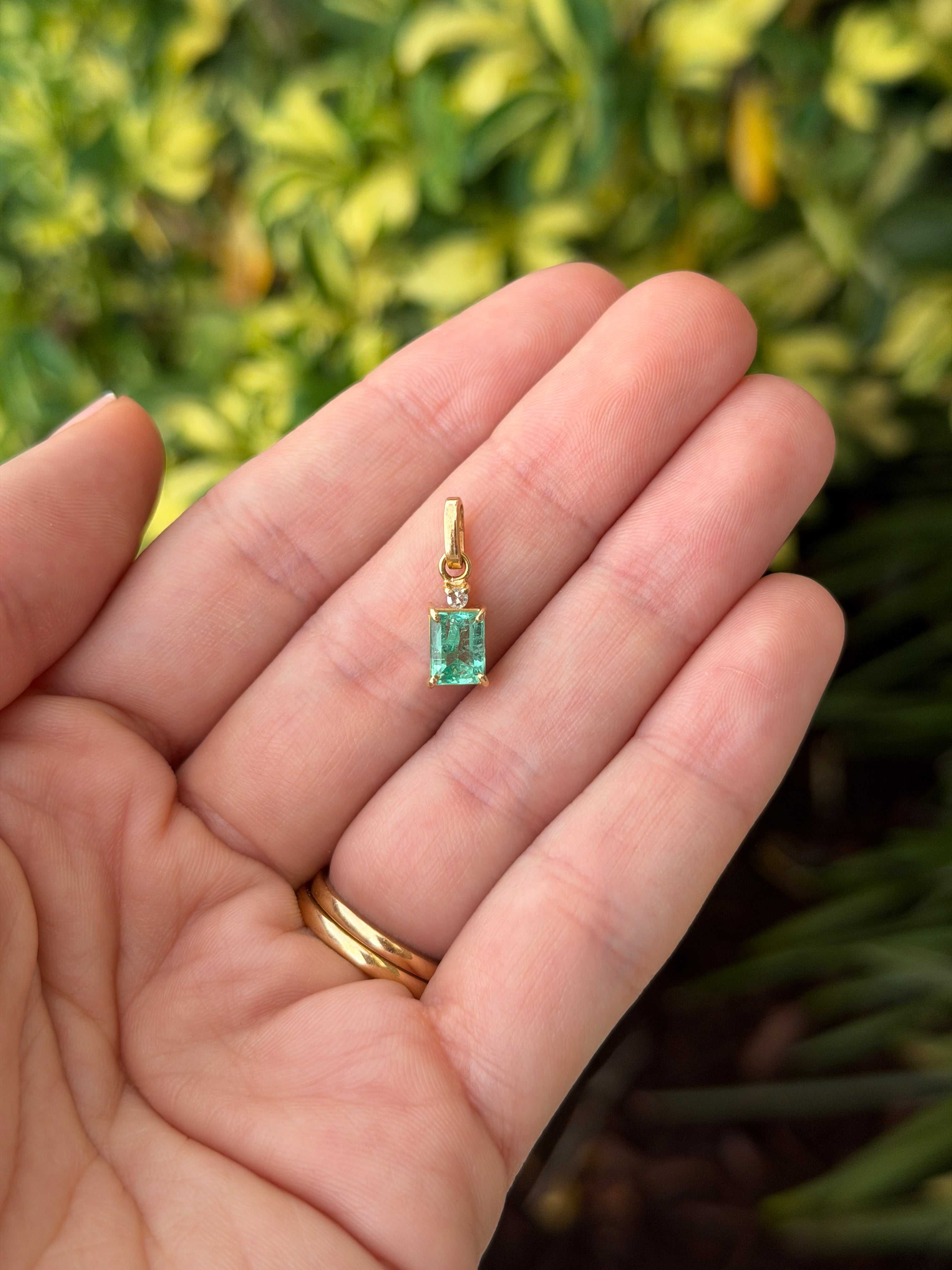 18K yellow gold pendant with 1.08tcw Colombian emerald and diamond centerpiece