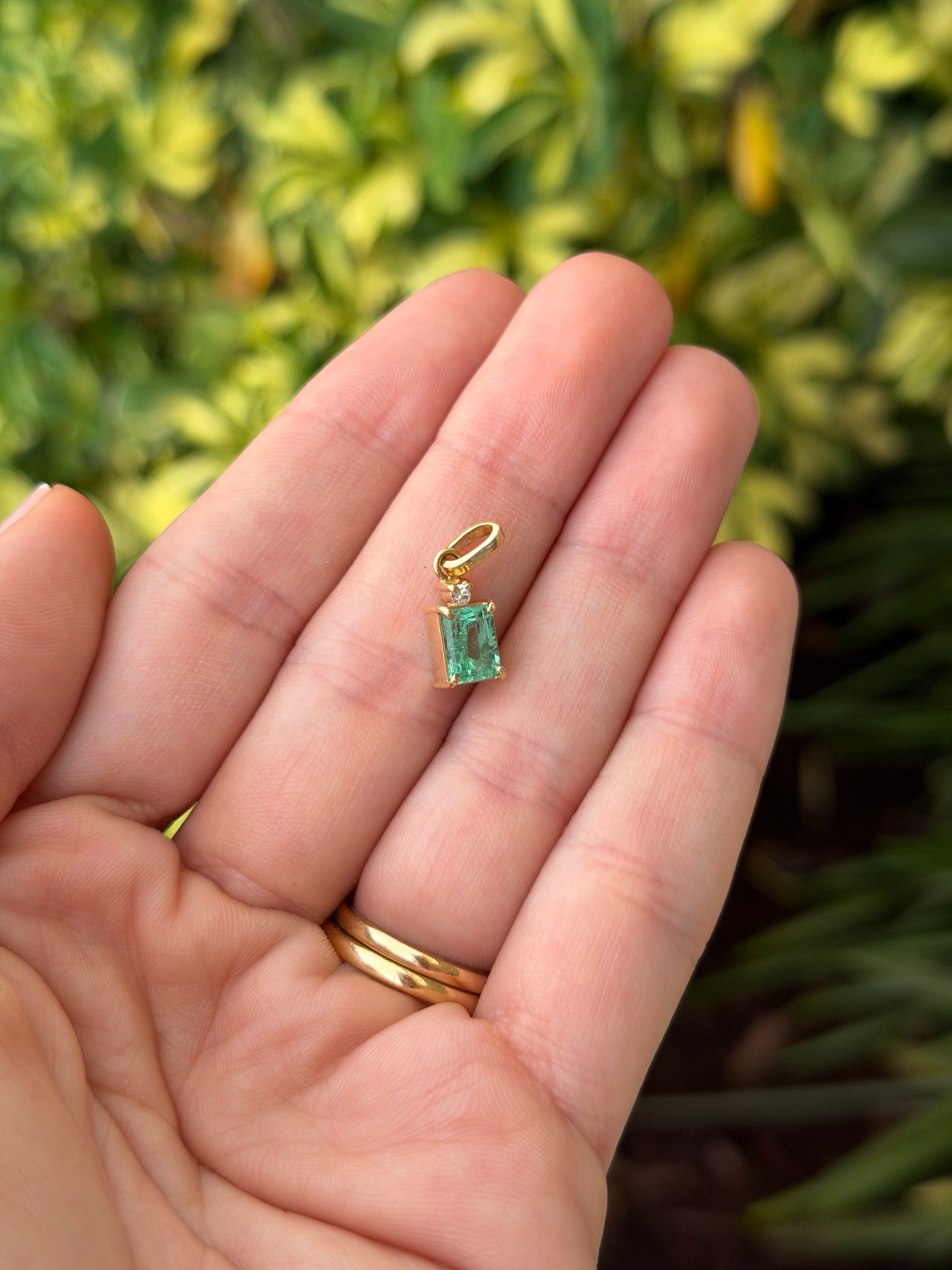 1.08tcw 18K Colombian Emerald & Diamond Necklace