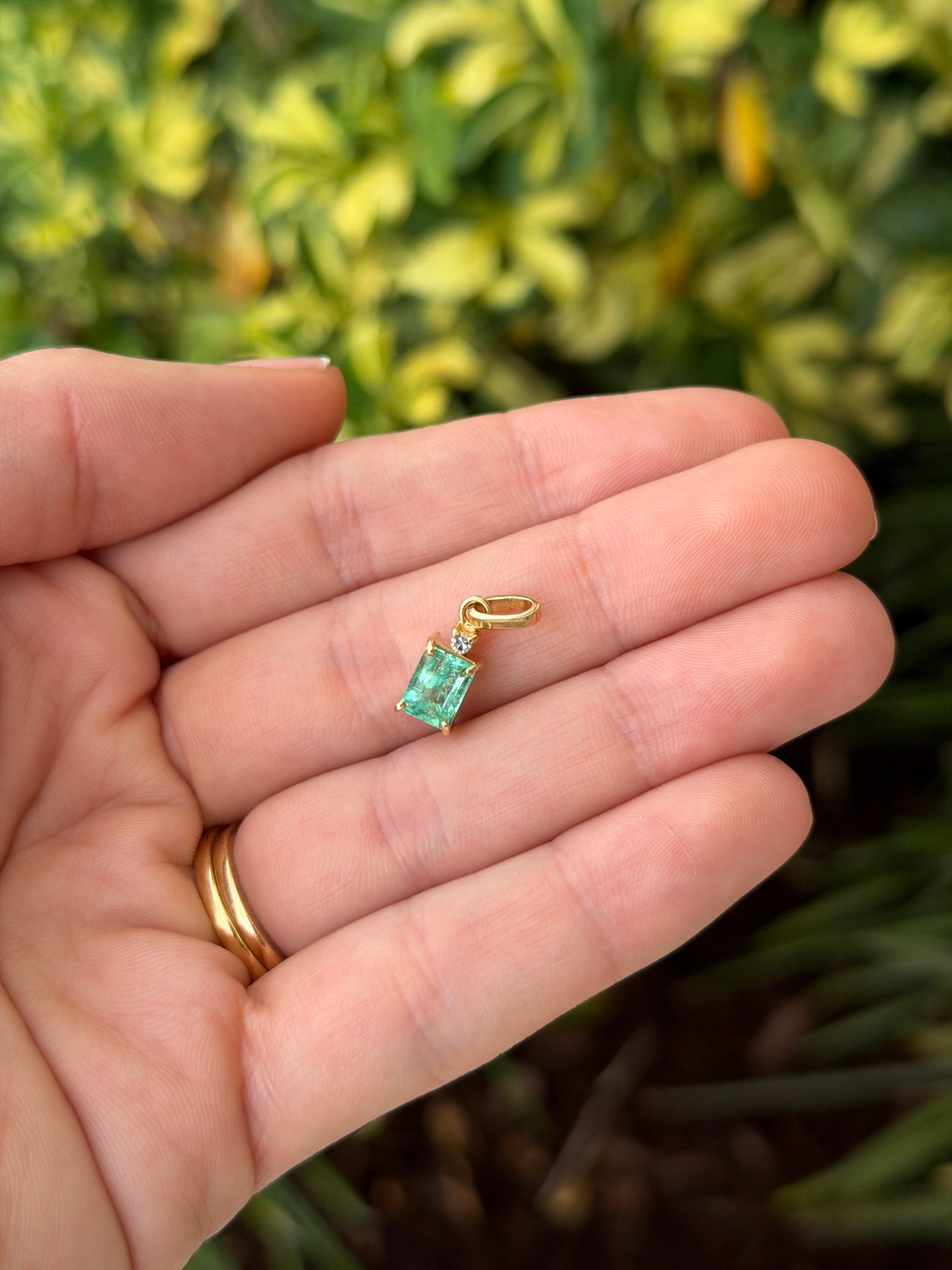 1.08tcw 18K Colombian Emerald & Diamond Necklace