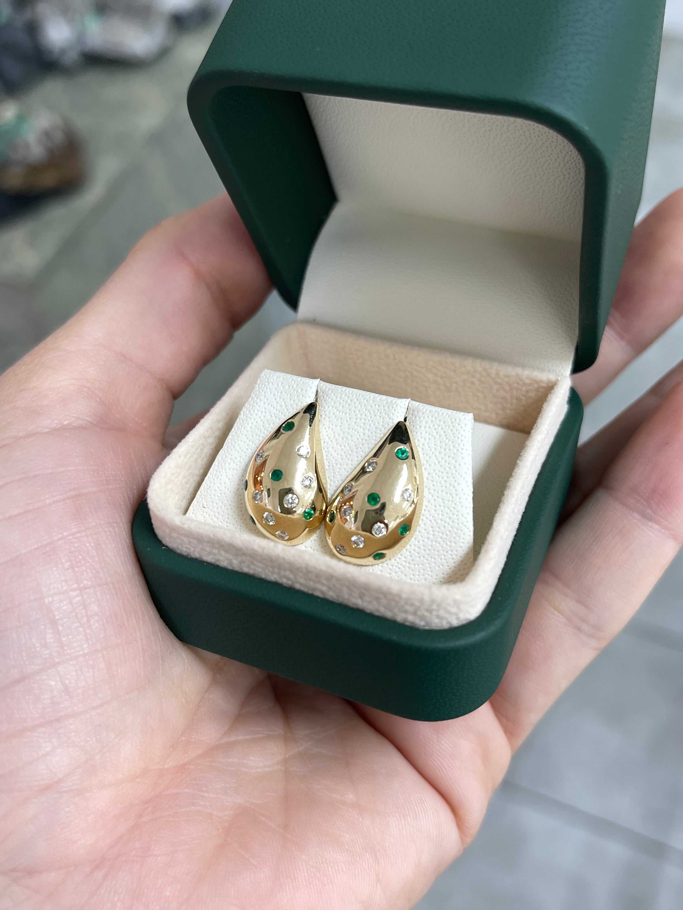 0.53カラット エメラルド&ダイヤモンド ウォータードロップ型イヤリング 14K - JR コロンビア産エメラルド