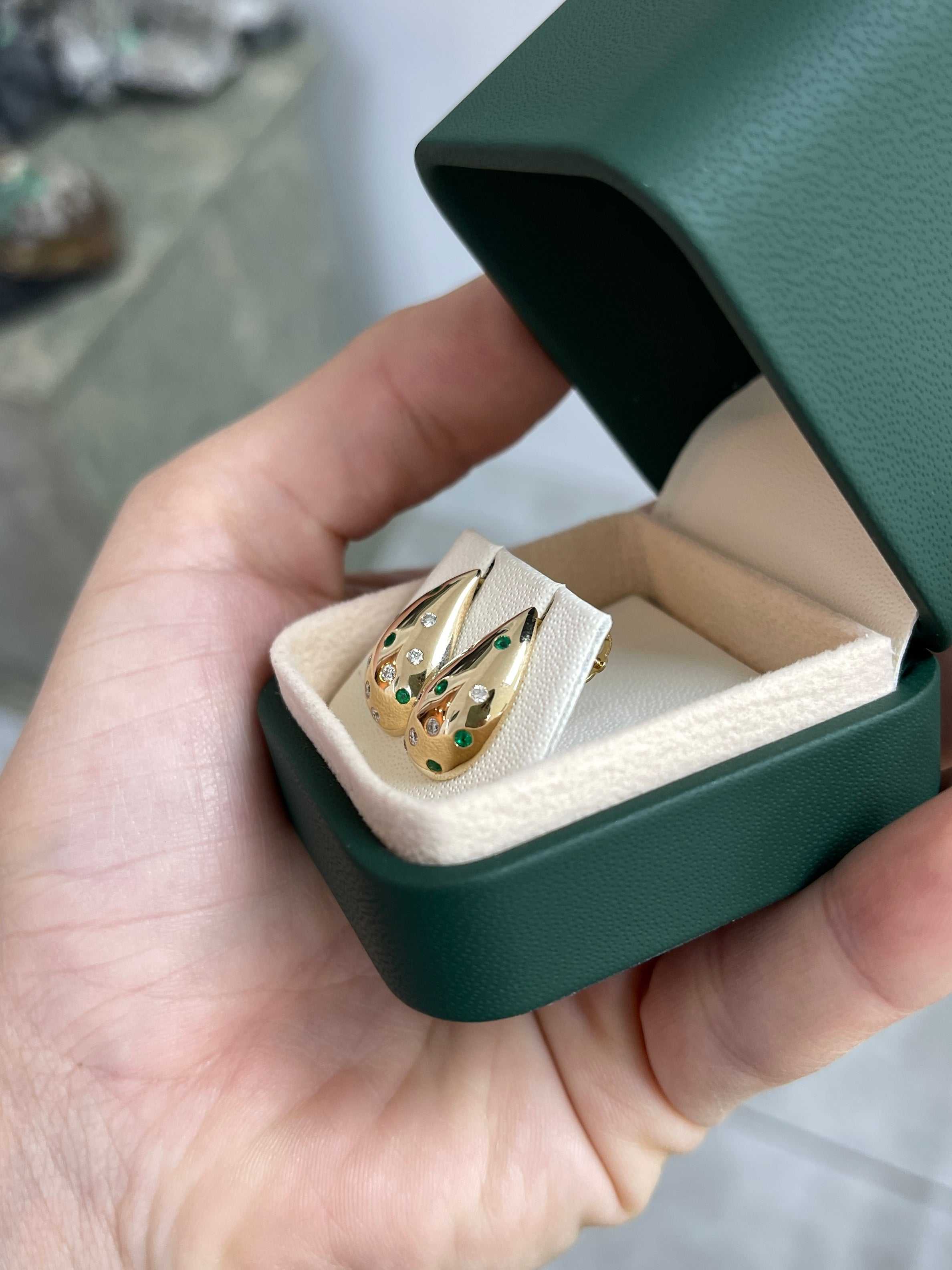 0.53カラット エメラルド&ダイヤモンド ウォータードロップ型イヤリング 14K - JR コロンビア産エメラルド