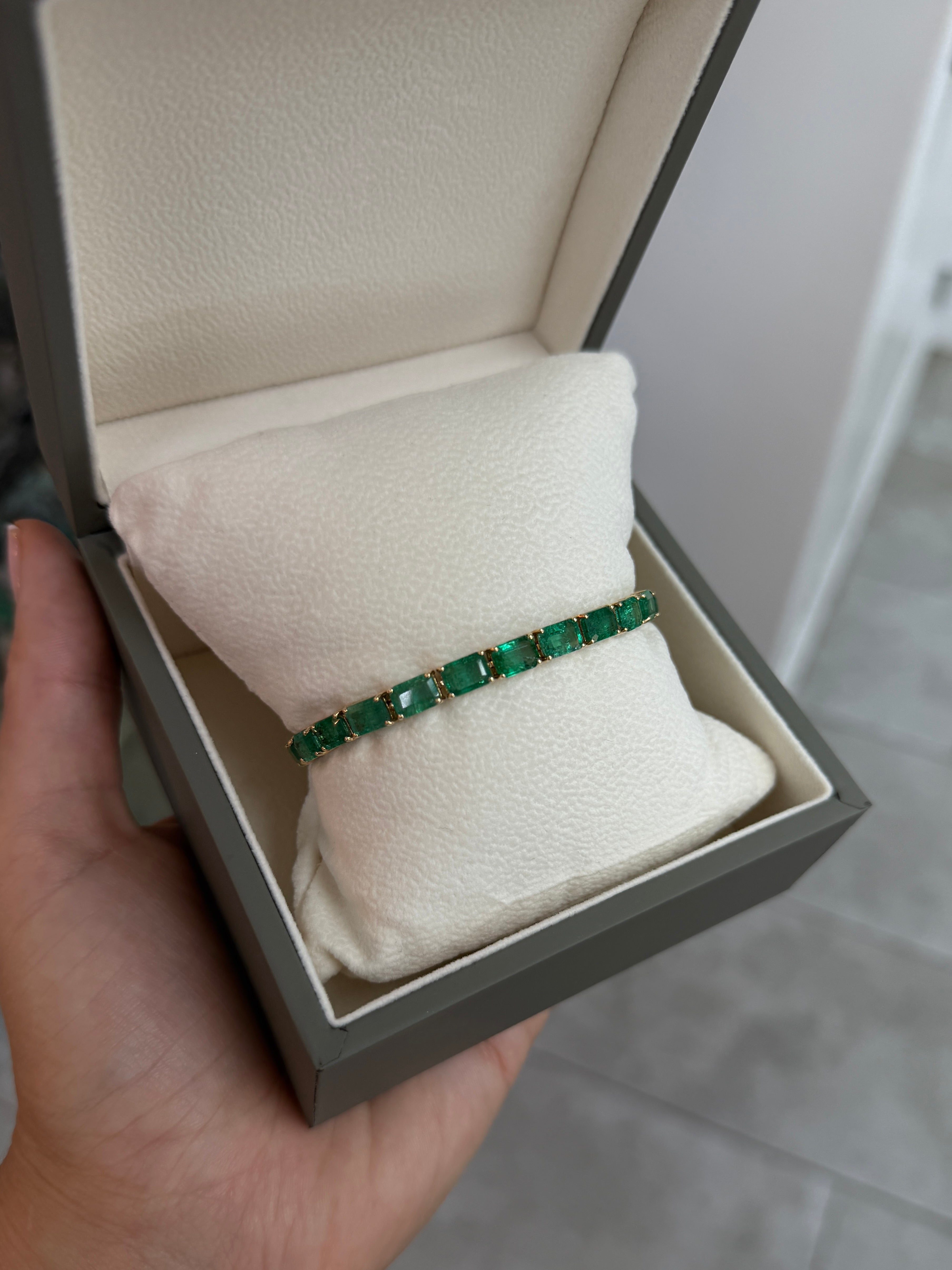 Bracelet ajustable « demi-tennis » en émeraudes naturelles de 14,75 carats, en or 14 carats, 17,8 cm