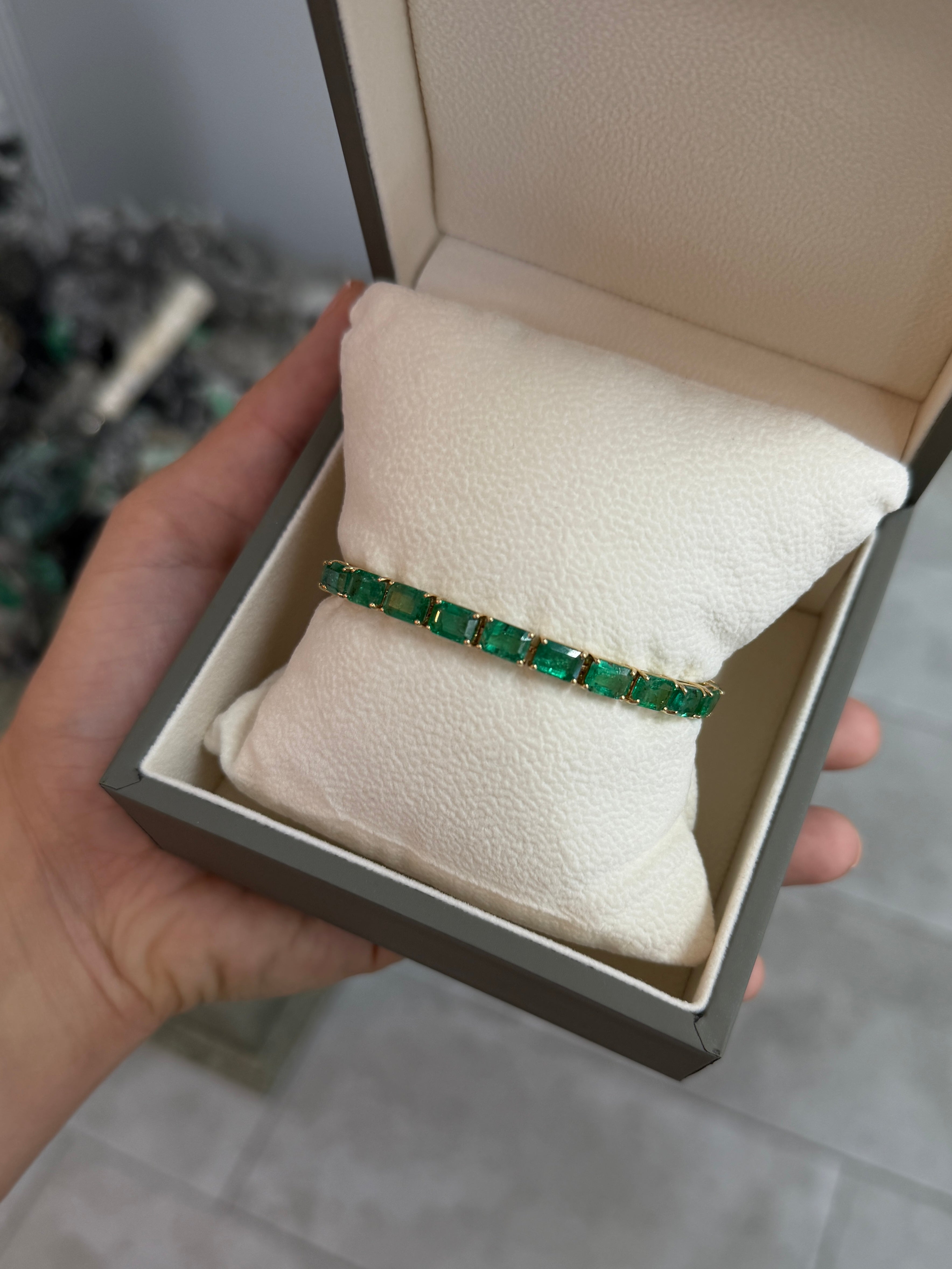 Bracelet ajustable « demi-tennis » en émeraudes naturelles de 14,75 carats, en or 14 carats, 17,8 cm