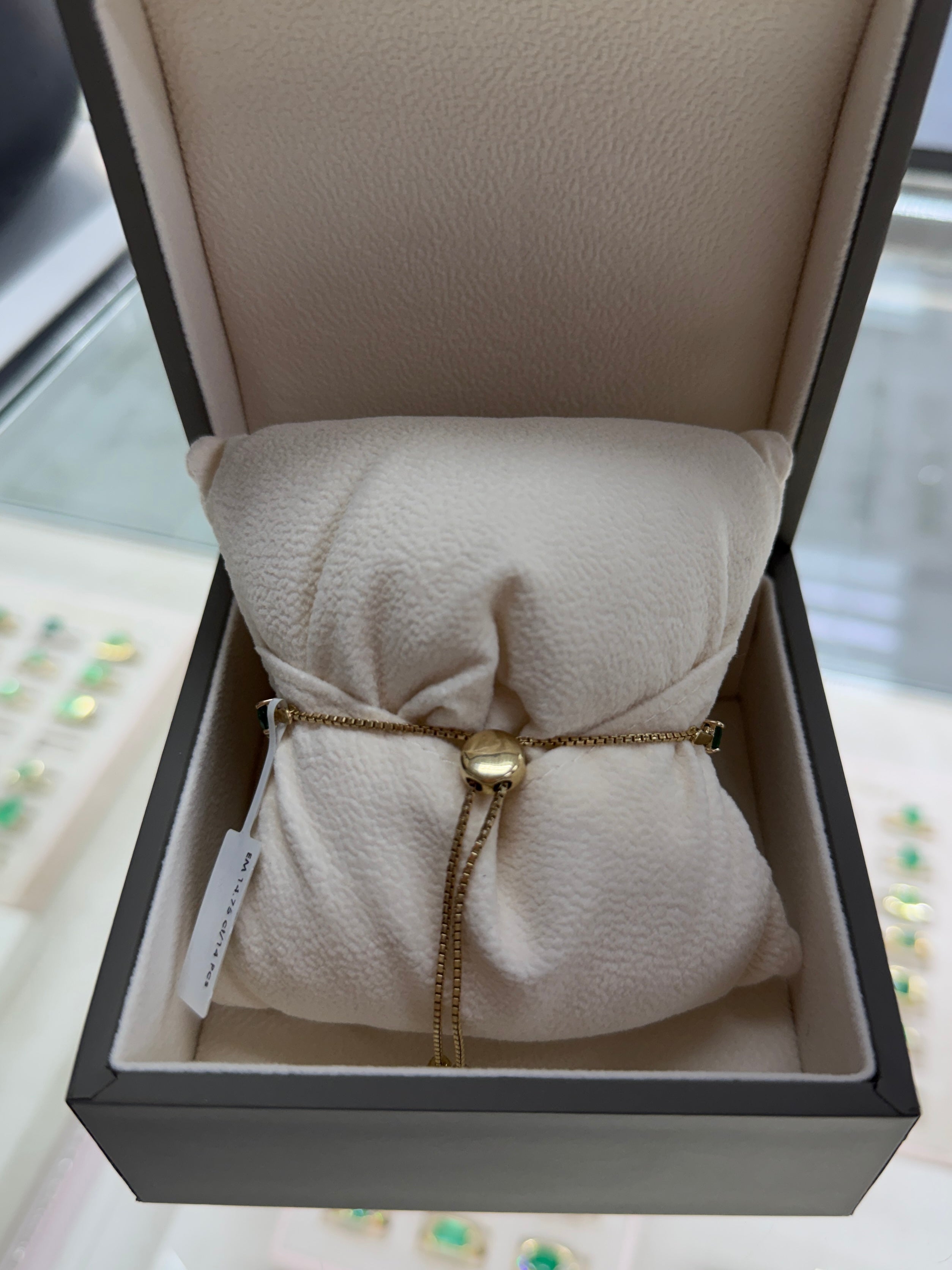 Bracelet ajustable « demi-tennis » en émeraudes naturelles de 14,75 carats, en or 14 carats, 17,8 cm