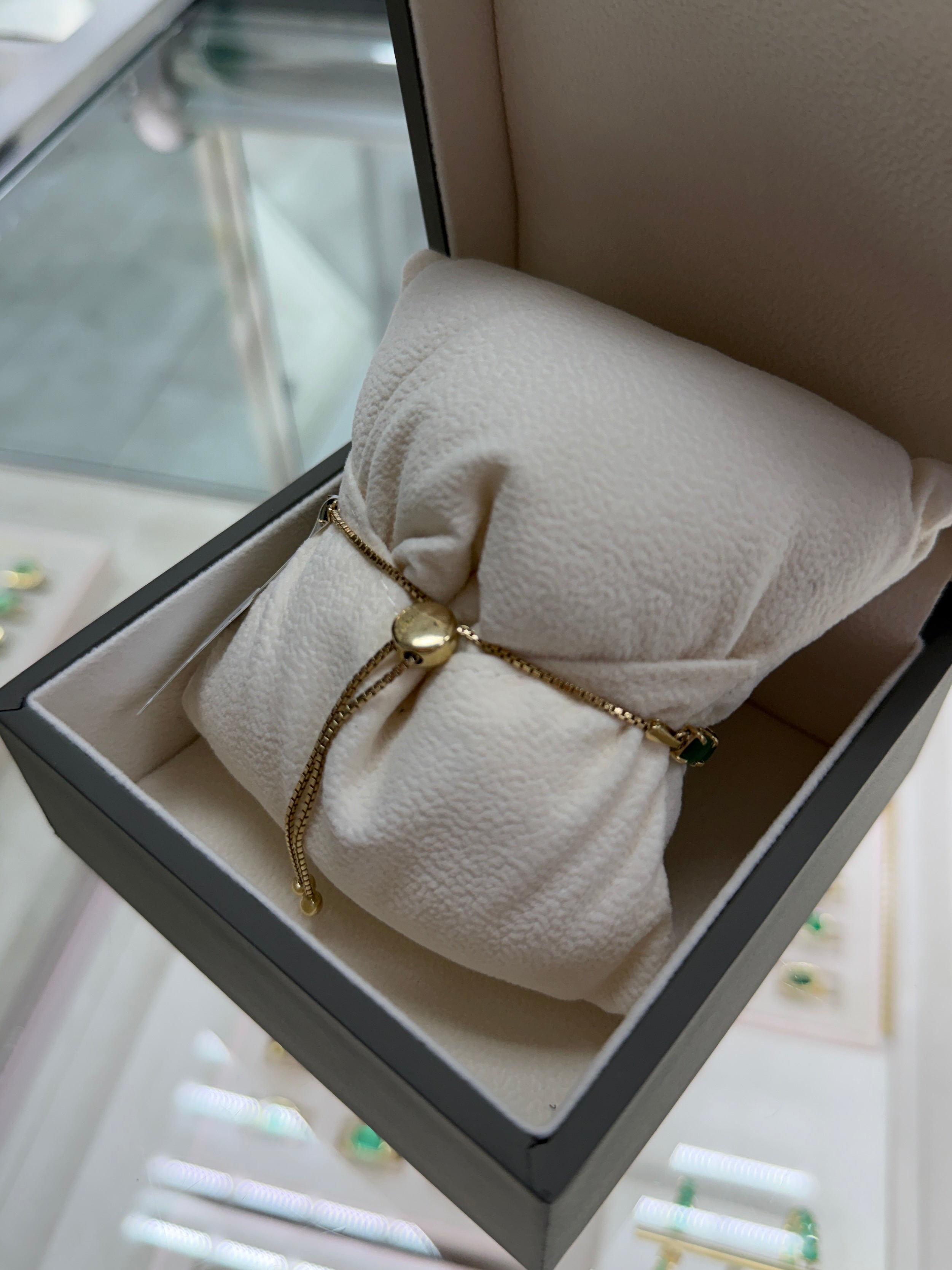 Bracelet ajustable « demi-tennis » en émeraudes naturelles de 14,75 carats, en or 14 carats, 17,8 cm