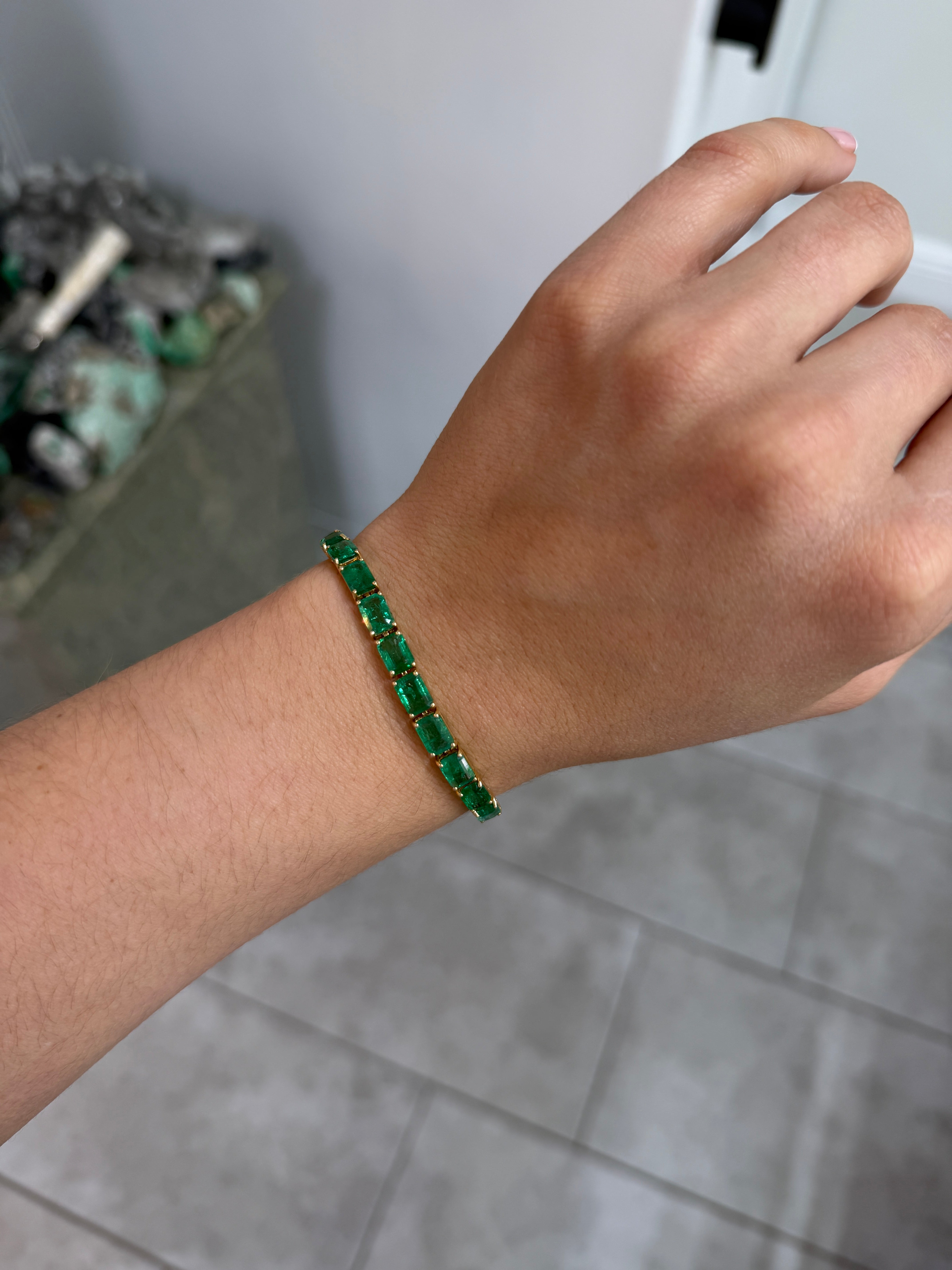 Bracelet ajustable « demi-tennis » en émeraudes naturelles de 14,75 carats, en or 14 carats, 17,8 cm