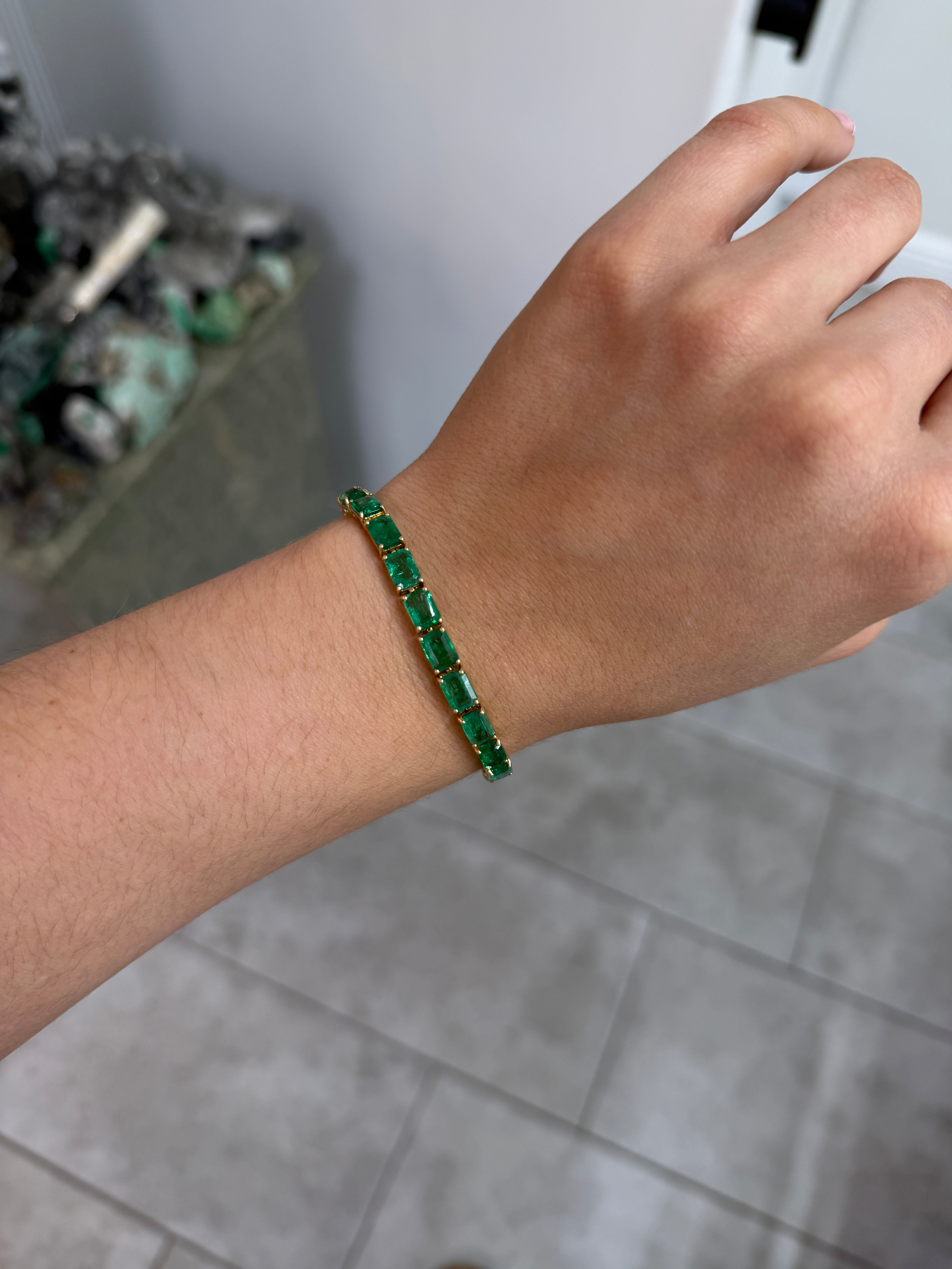 Bracelet ajustable « demi-tennis » en émeraudes naturelles de 14,75 carats, en or 14 carats, 17,8 cm