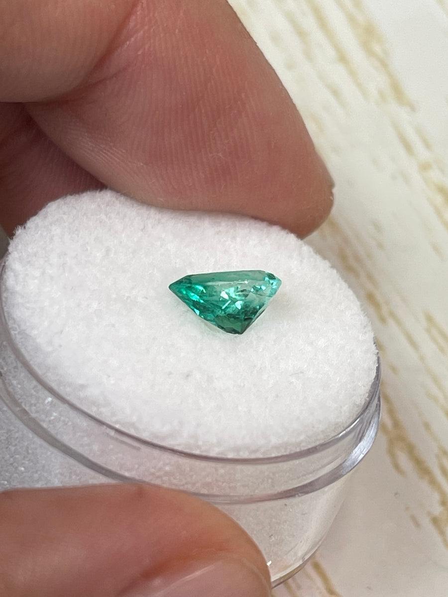 Colombian Emerald 8x6mm - High-Quality 0.90ct Pear Gem