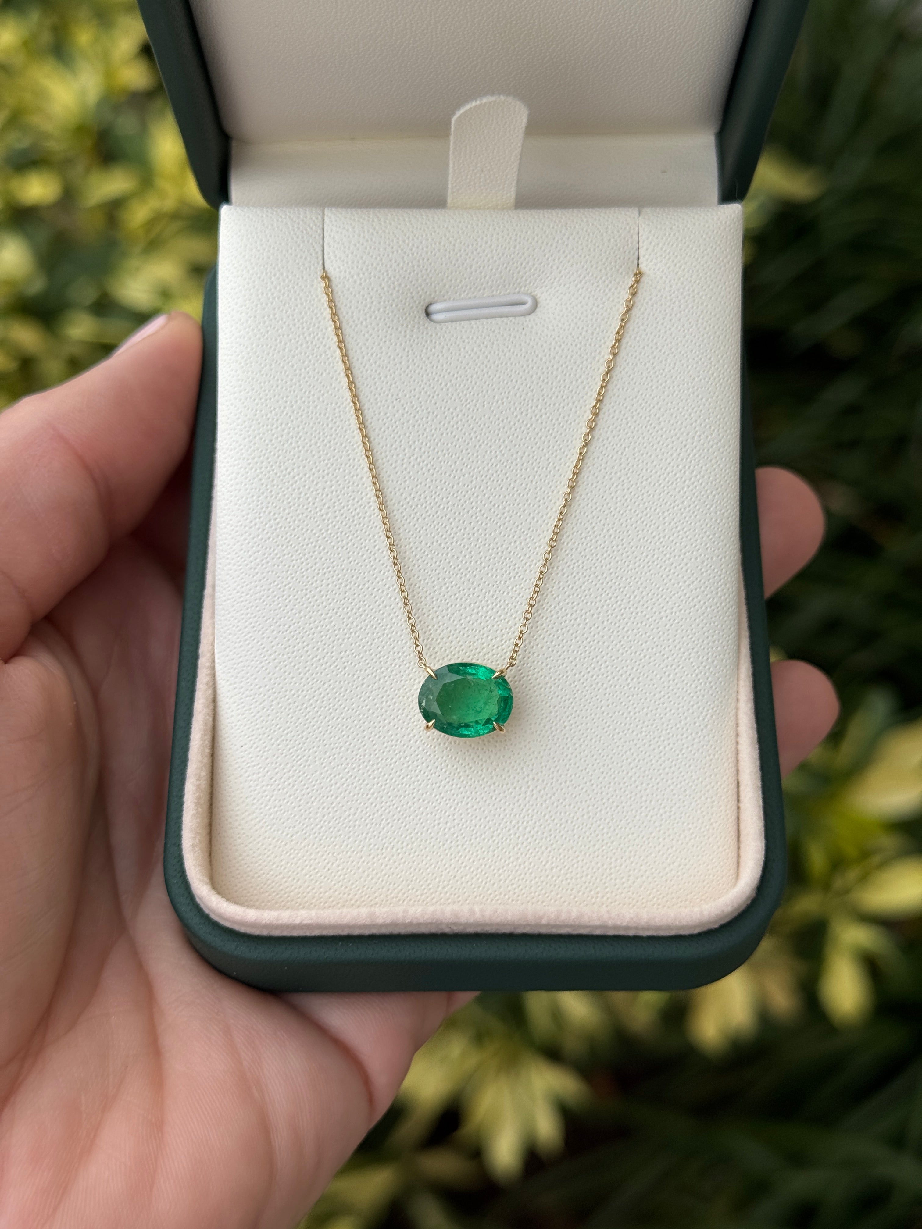 Collana con solitario a forma di smeraldo ovale naturale verde erba da 2,95 carati, orientamento est-ovest, in oro 18 carati