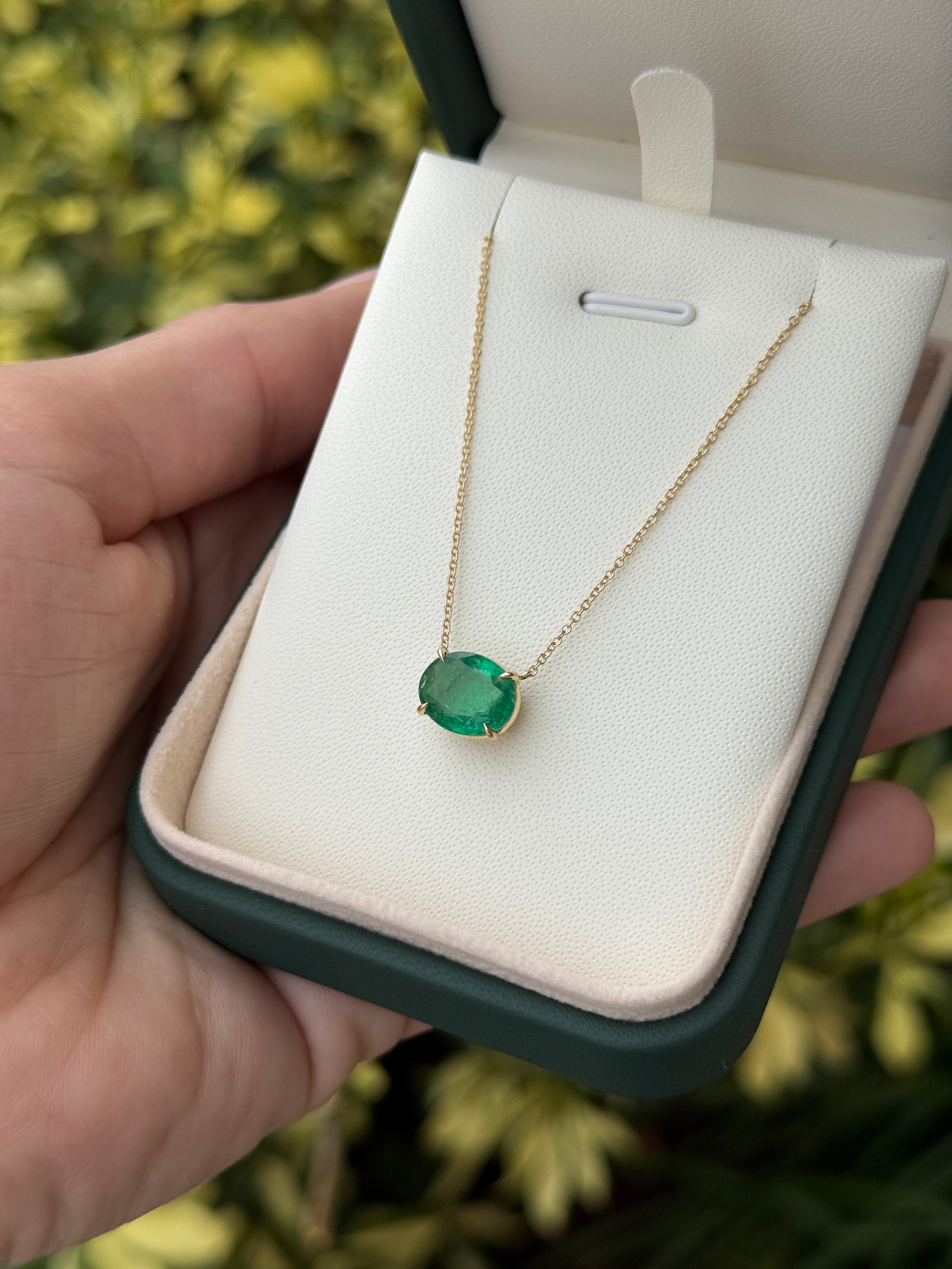 Collana con solitario a forma di smeraldo ovale naturale verde erba da 2,95 carati, orientamento est-ovest, in oro 18 carati