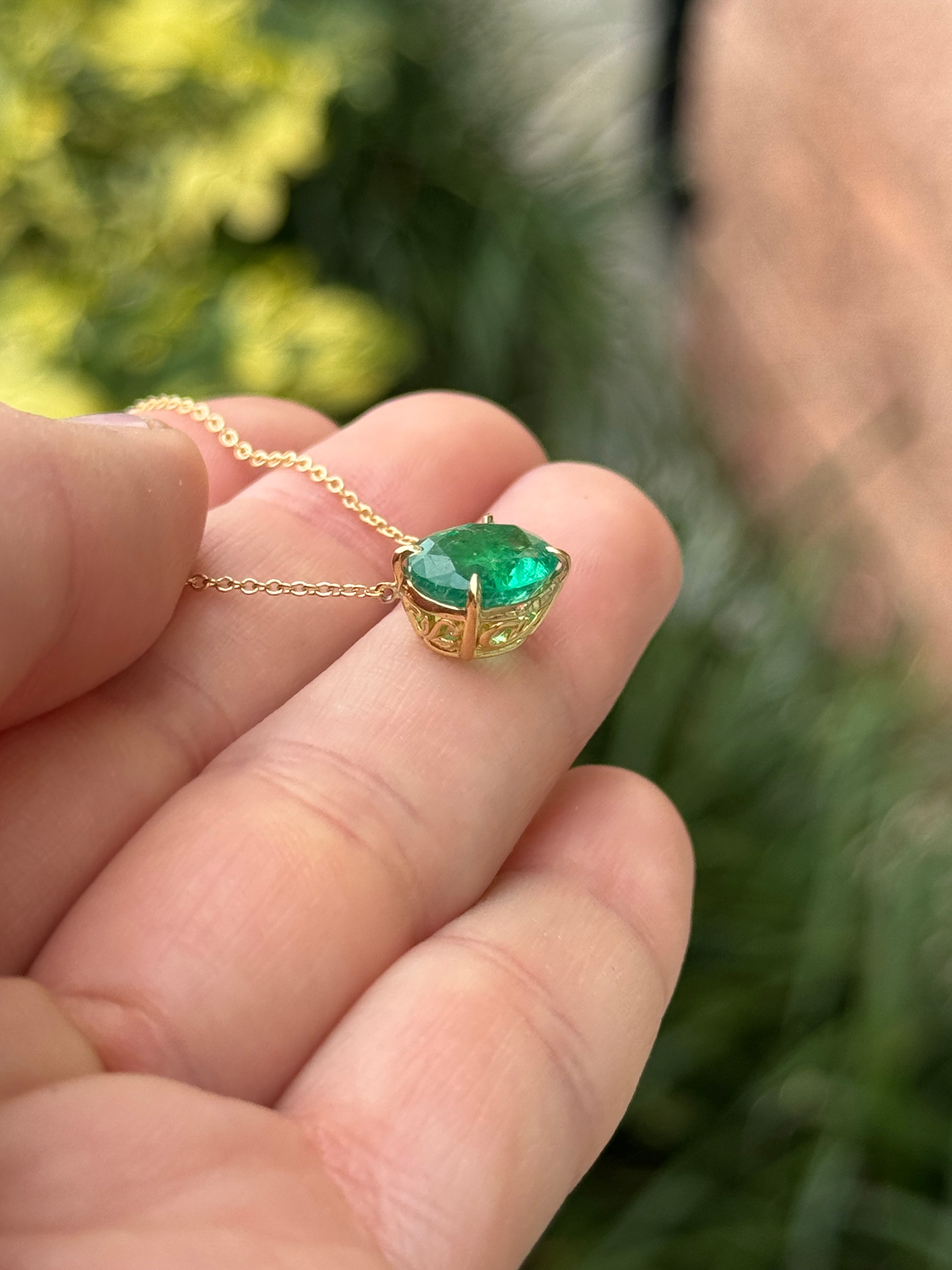 Collana con solitario a forma di smeraldo ovale naturale verde erba da 2,95 carati, orientamento est-ovest, in oro 18 carati