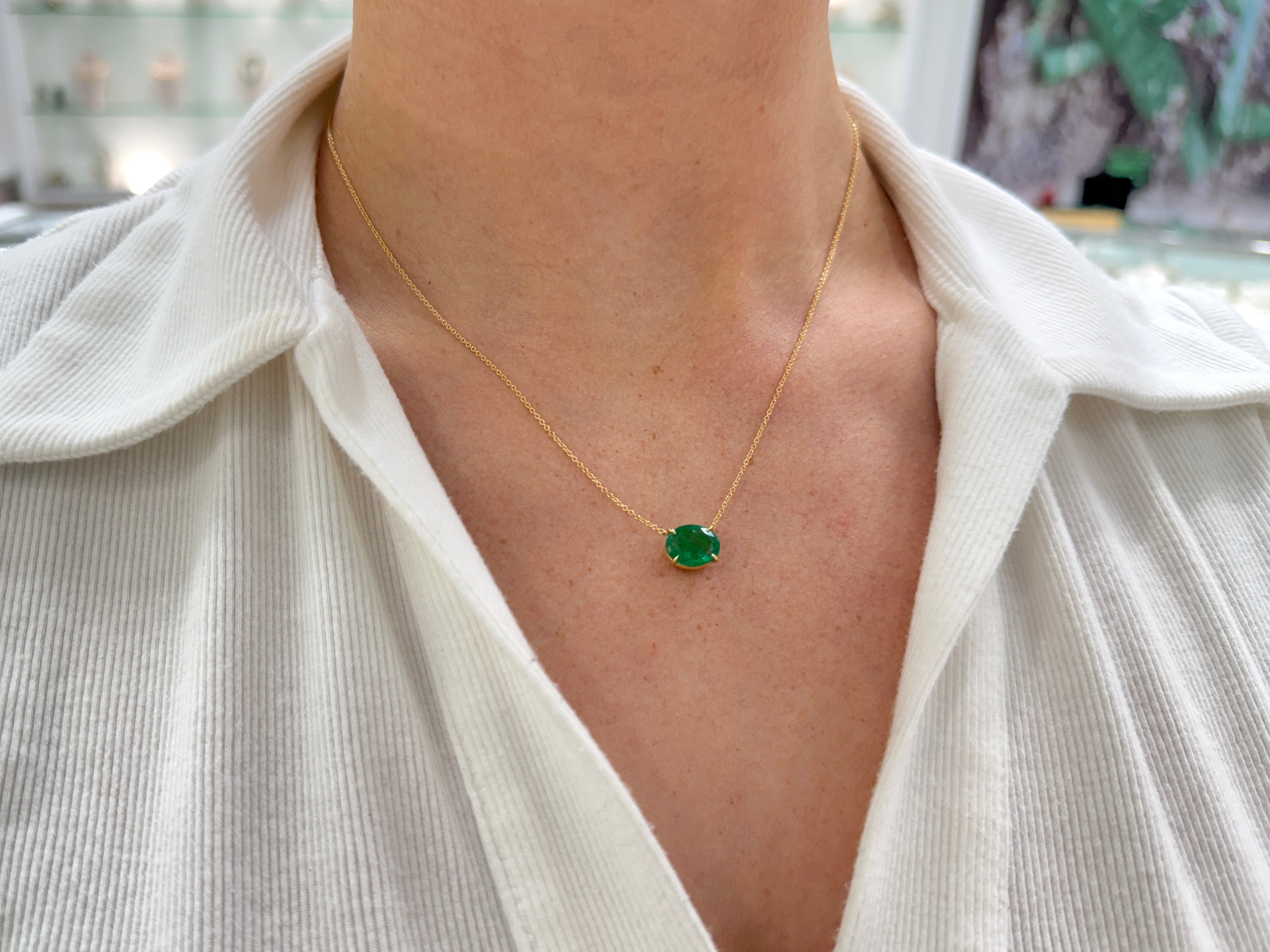 Collana con solitario a forma di smeraldo ovale naturale verde erba da 2,95 carati, orientamento est-ovest, in oro 18 carati
