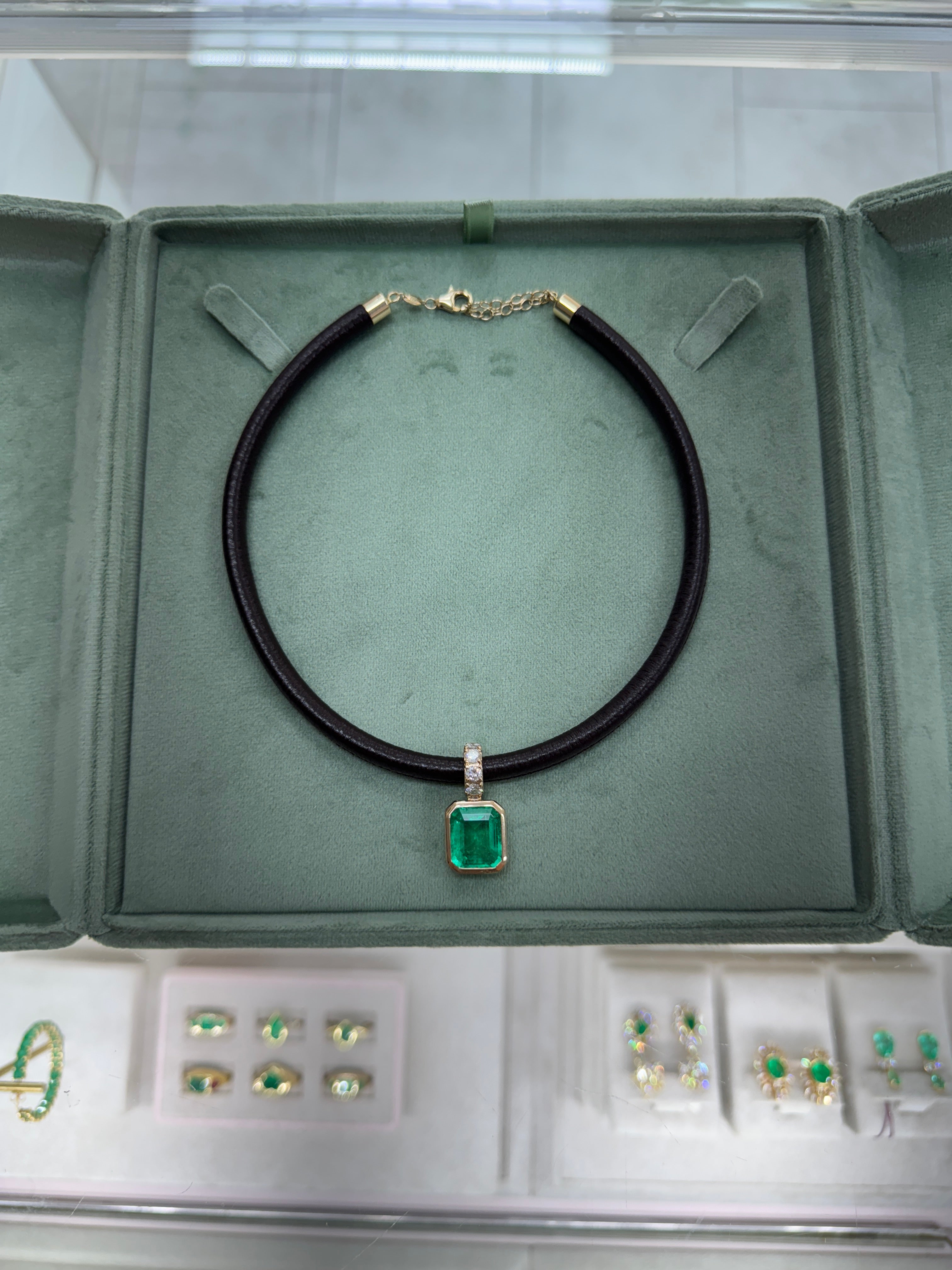 Ciondolo con smeraldo colombiano e diamanti incastonati a castone, 9,22 carati, su cordoncino in pelle color cioccolato, 18 carati