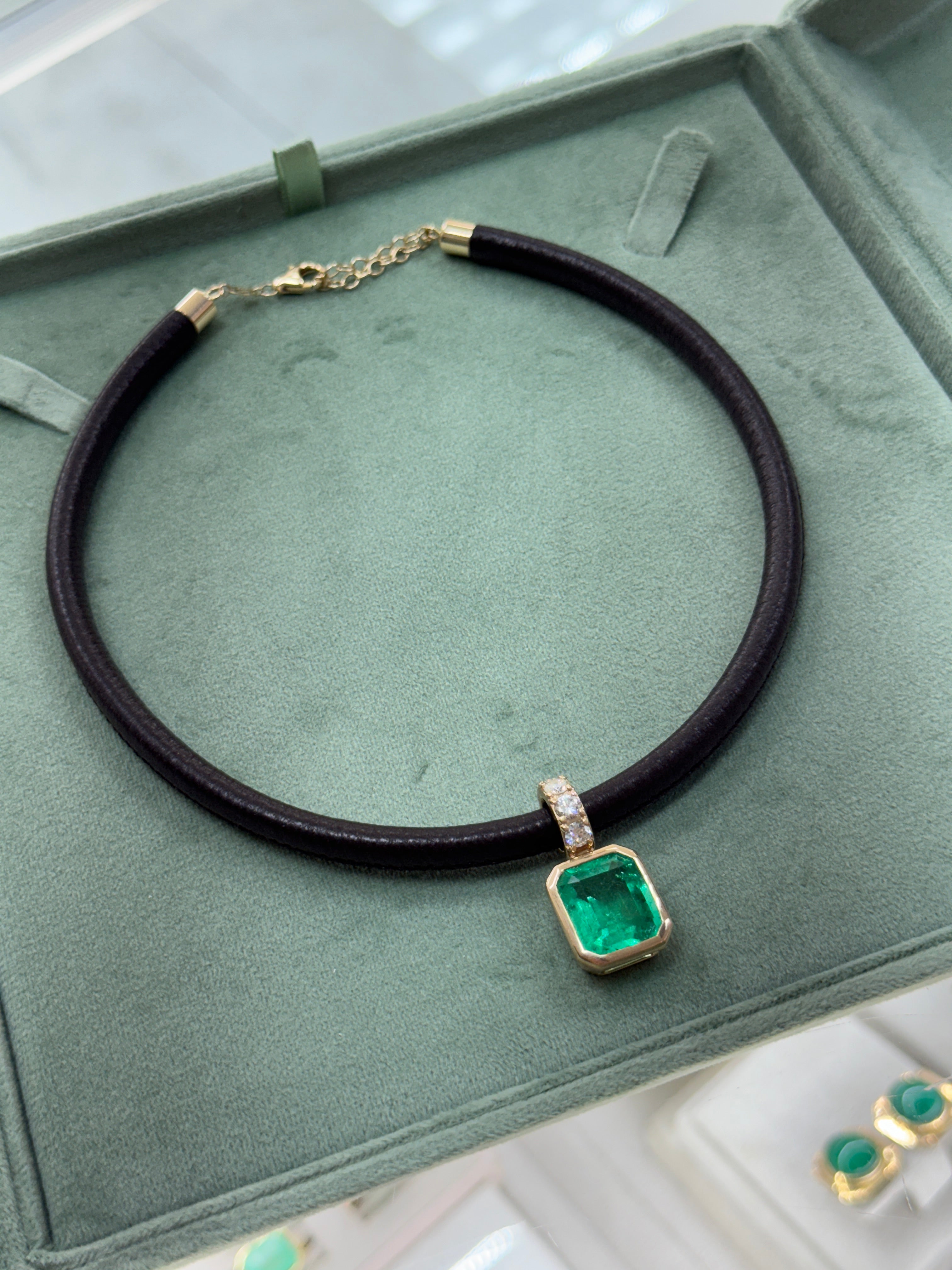Ciondolo con smeraldo colombiano e diamanti incastonati a castone, 9,22 carati, su cordoncino in pelle color cioccolato, 18 carati