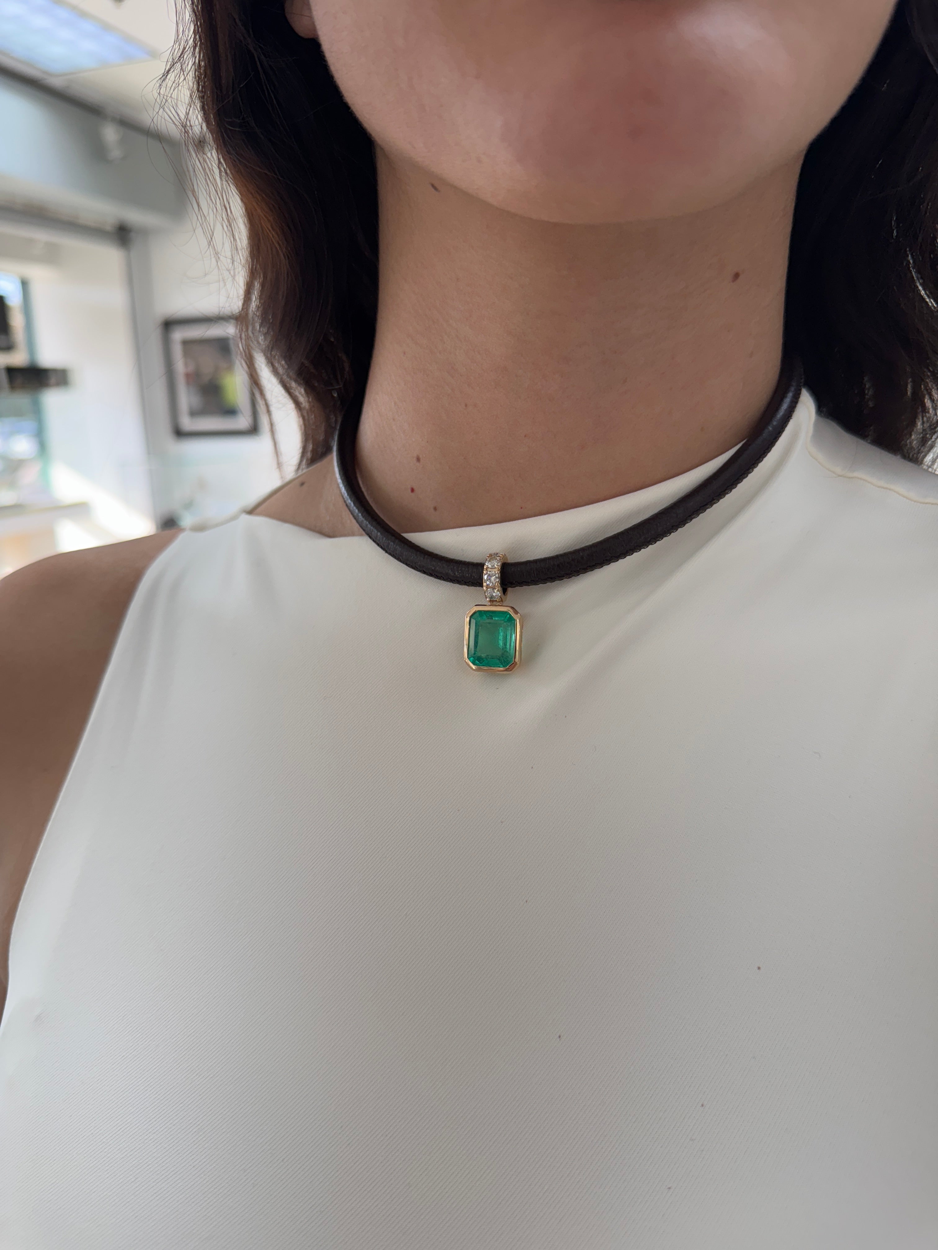 Ciondolo con smeraldo colombiano e diamanti incastonati a castone, 9,22 carati, su cordoncino in pelle color cioccolato, 18 carati